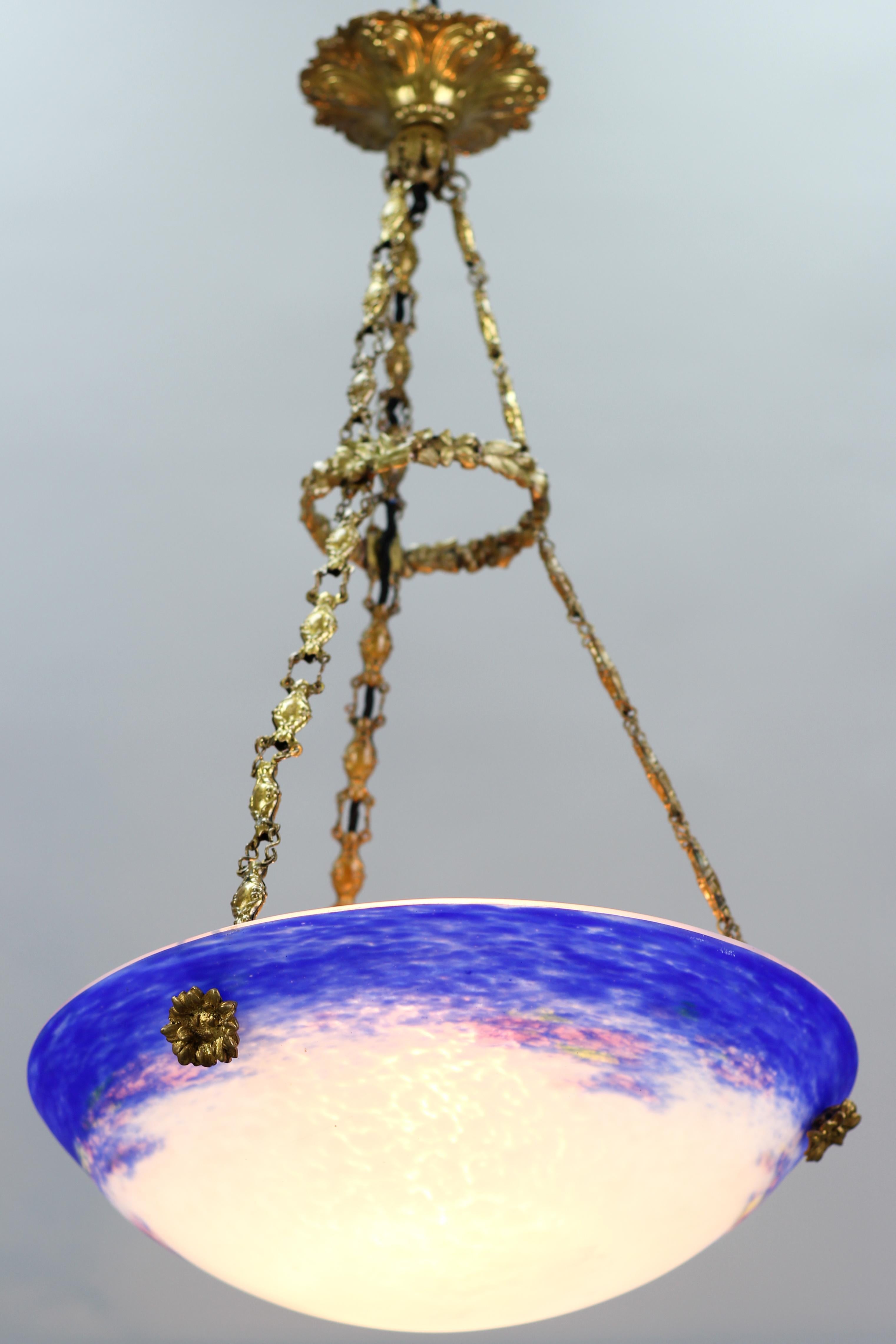 Luminaire Art nouveau franais en forme de bol en verre violet, bleu et blanc par Degu 13
