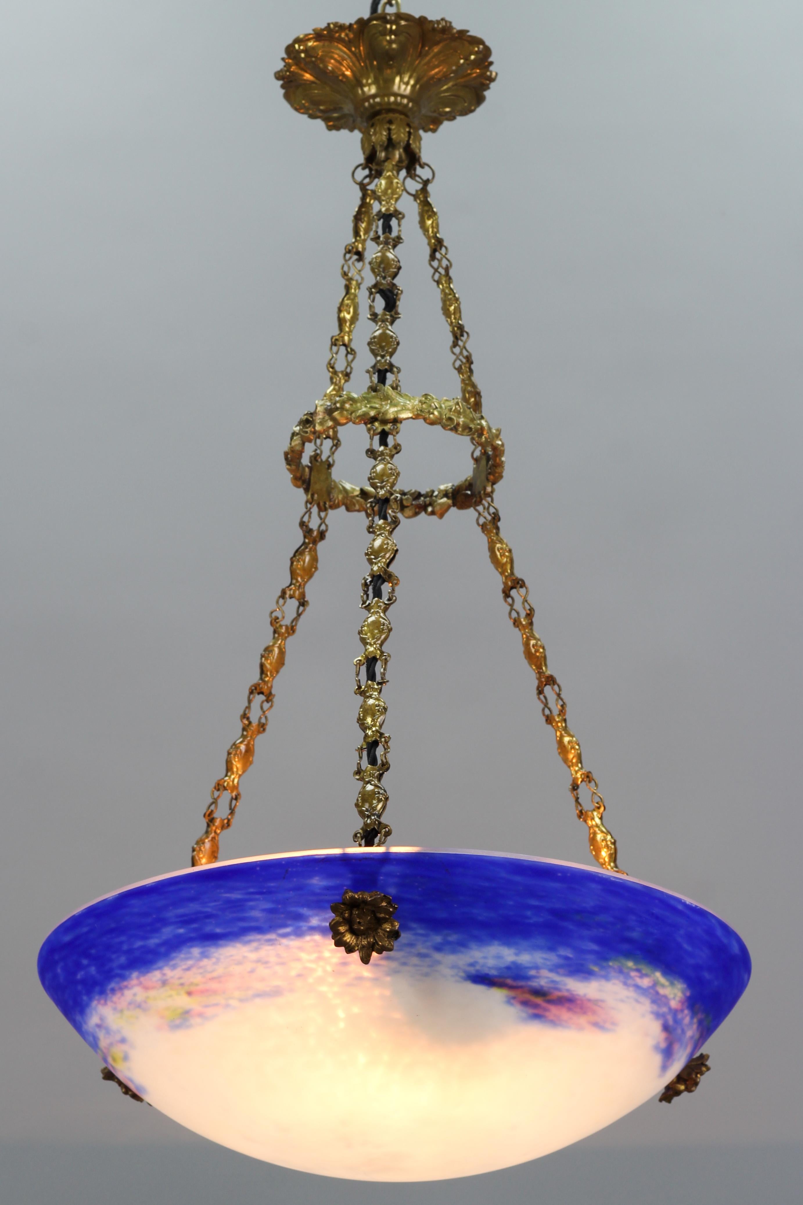 Cet adorable lustre à suspension d'époque Art Nouveau français, bleu violet et blanc, présente un abat-jour en verre 