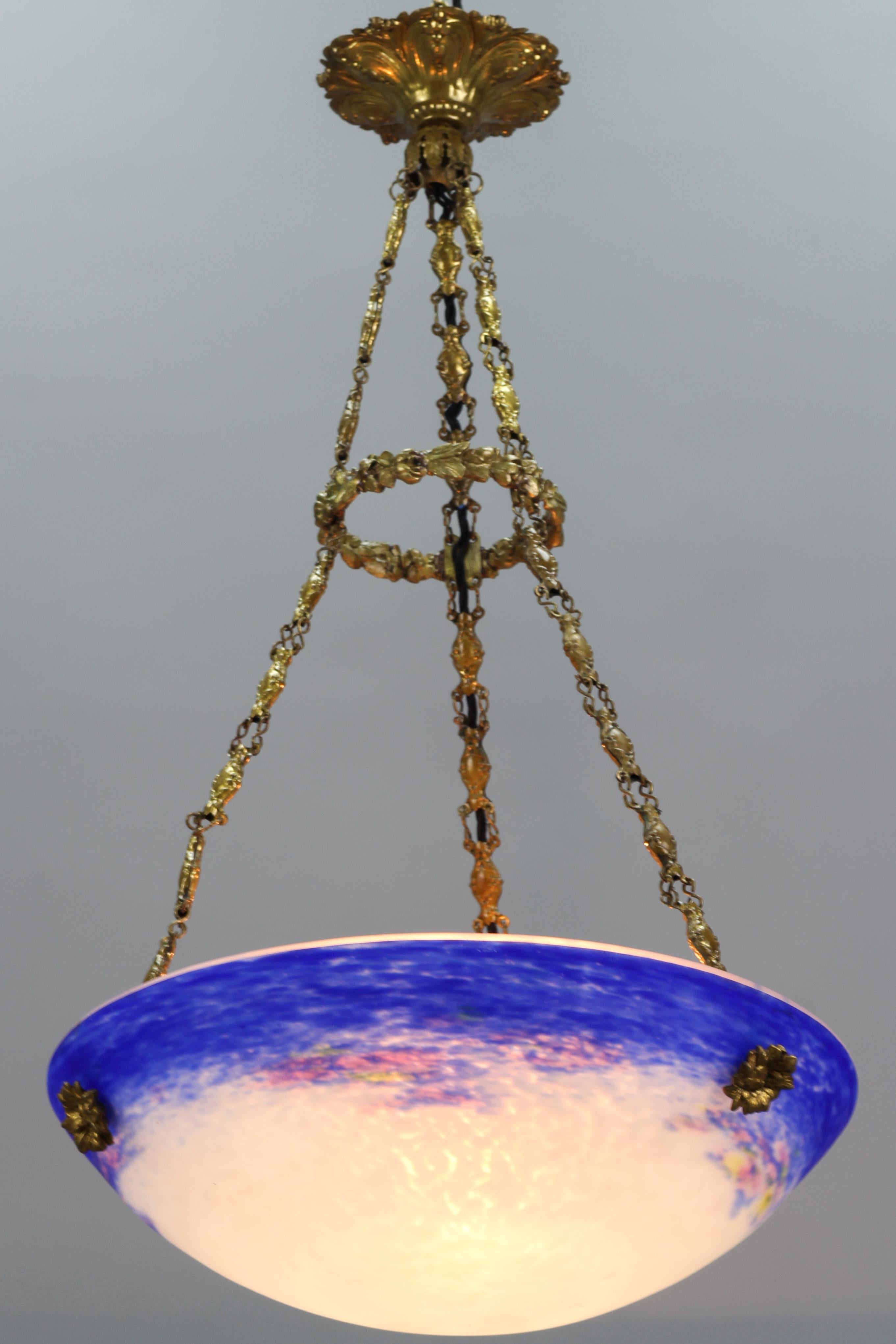 Français Luminaire Art nouveau franais en forme de bol en verre violet, bleu et blanc par Degu