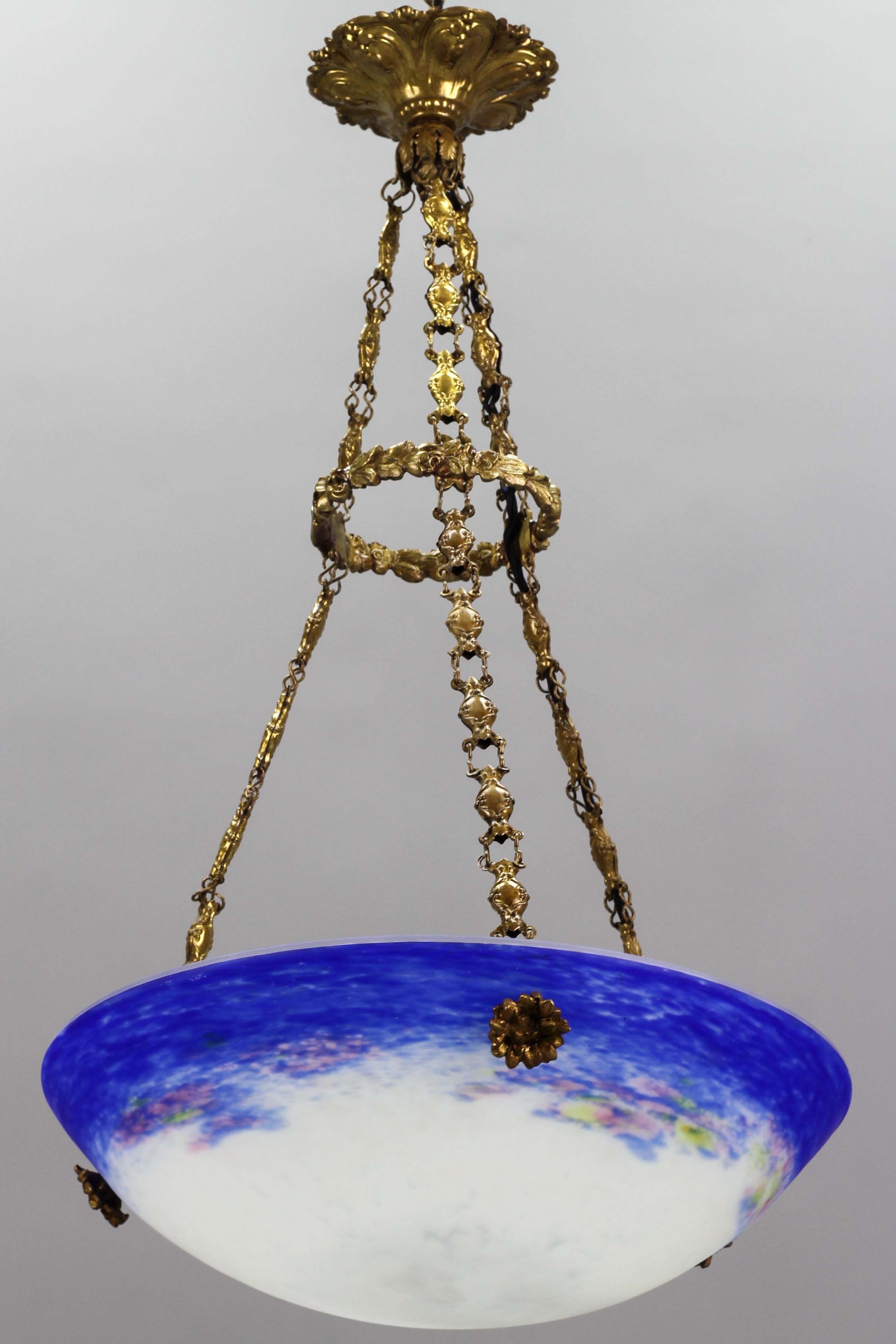 Luminaire Art nouveau franais en forme de bol en verre violet, bleu et blanc par Degu 1