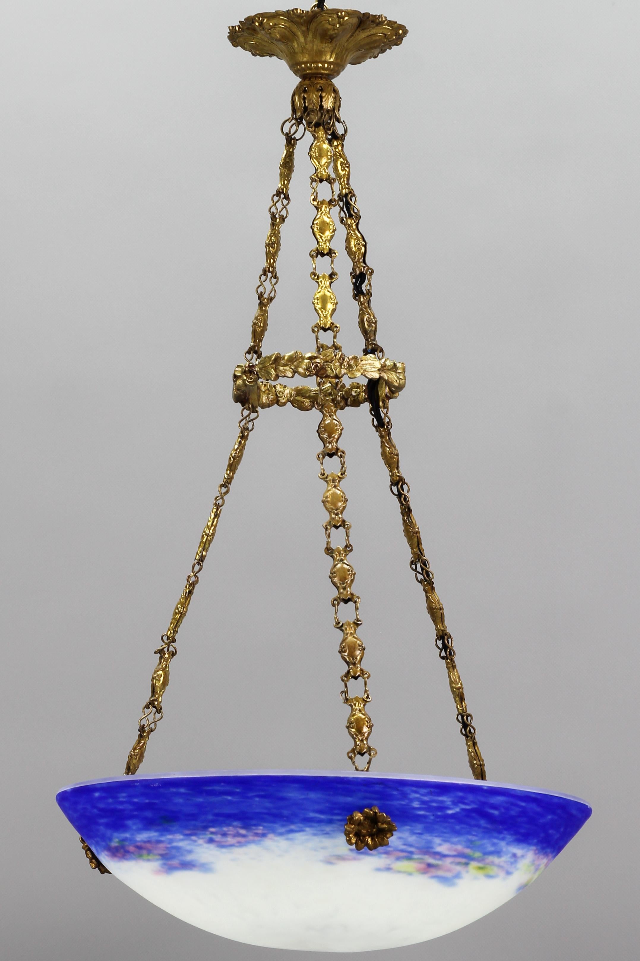 Luminaire Art nouveau franais en forme de bol en verre violet, bleu et blanc par Degu 2