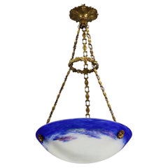 Luminaire Art nouveau franais en forme de bol en verre violet, bleu et blanc par Degu