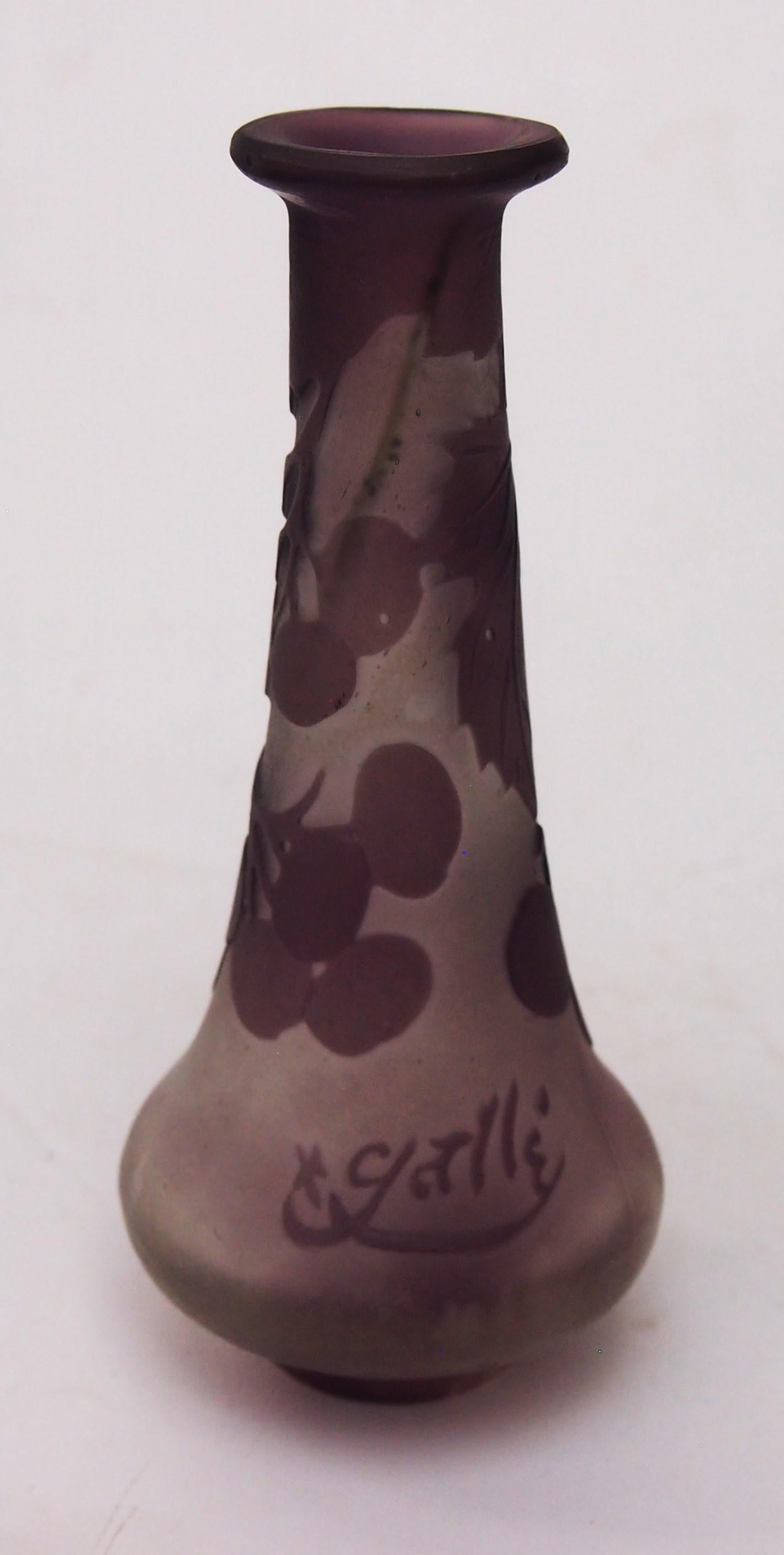 French Art Nouveau Purple-White Emile Galle Cameo Glass Vase With Berries In Good Condition For Sale In Worcester Park, GB