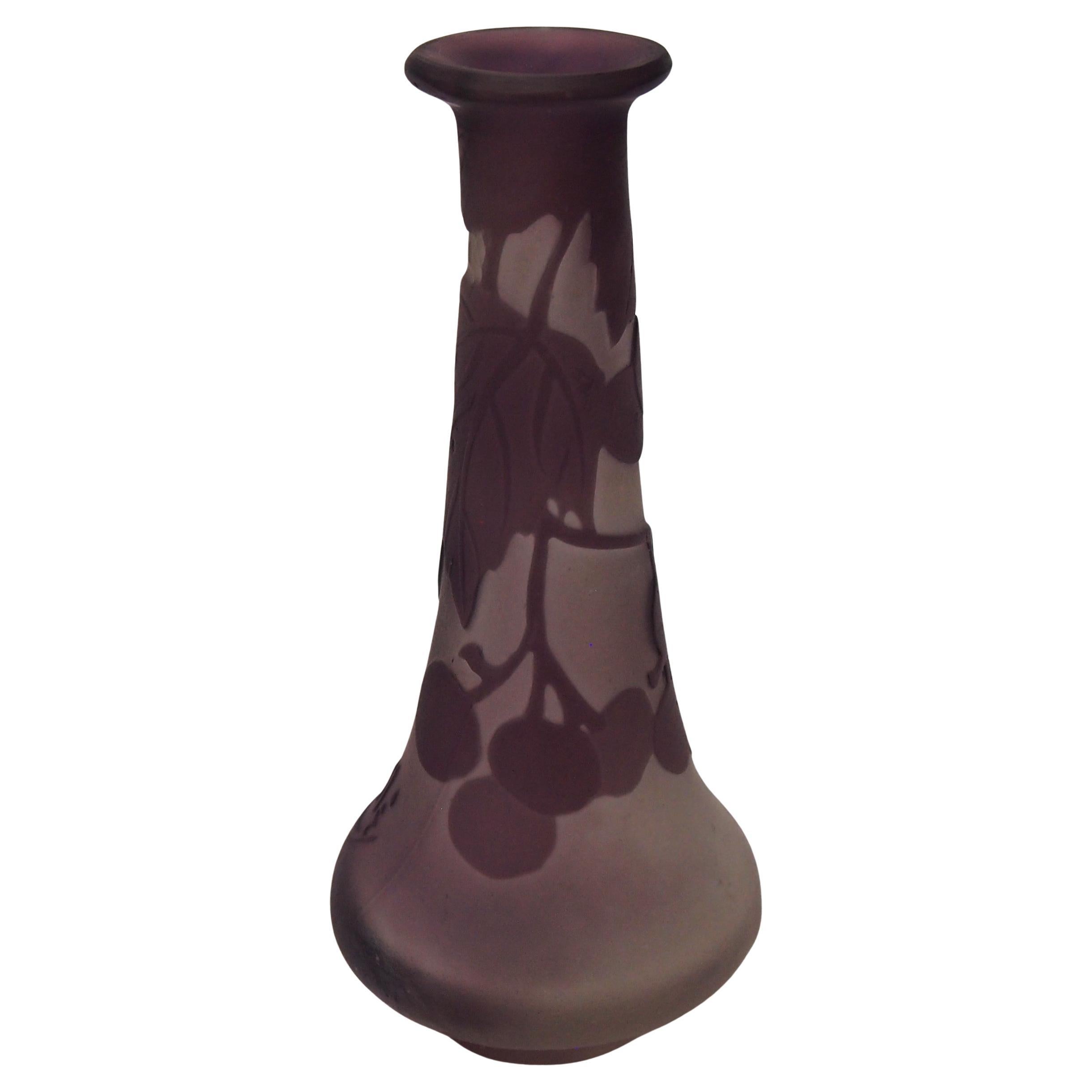 Jarrón francés Art Nouveau de vidrio camafeo morado-blanco Emile Galle con bayas