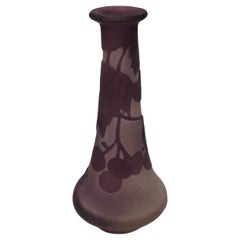 Jarrón francés Art Nouveau de vidrio camafeo morado-blanco Emile Galle con bayas