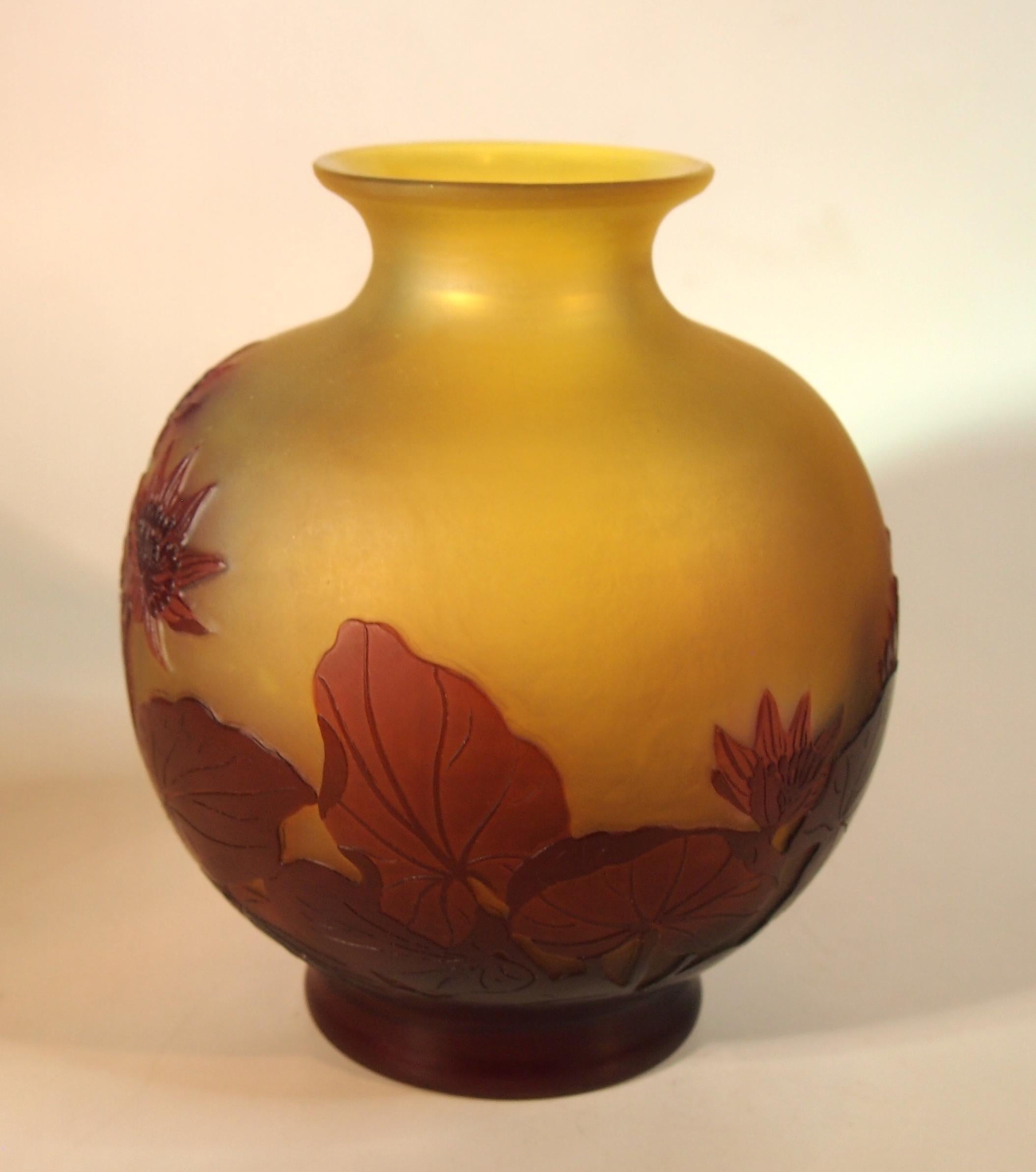 Art nouveau Vase en verre camée rouge et jaune signé Emile Gallé circa 1920 en vente