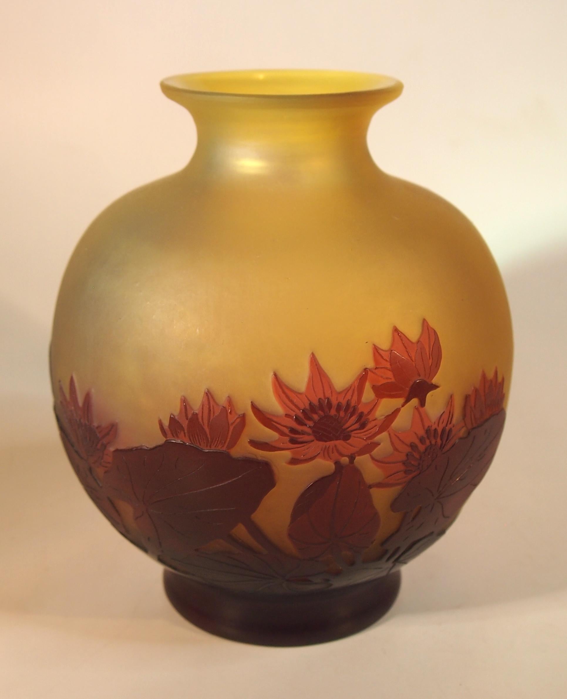 Français Vase en verre camée rouge et jaune signé Emile Gallé circa 1920 en vente