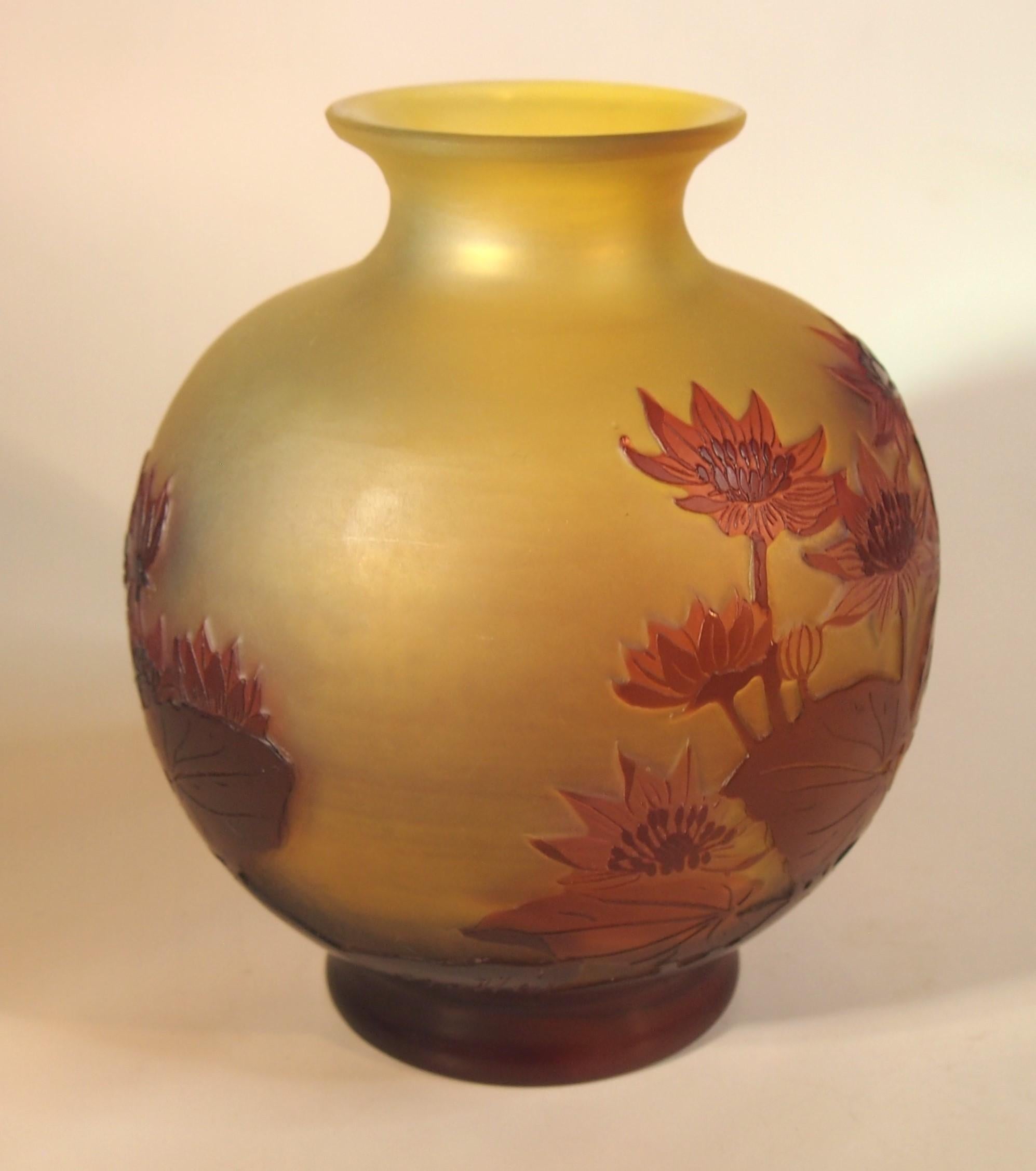 Vase en verre camée rouge et jaune signé Emile Gallé circa 1920 Bon état - En vente à Worcester Park, GB