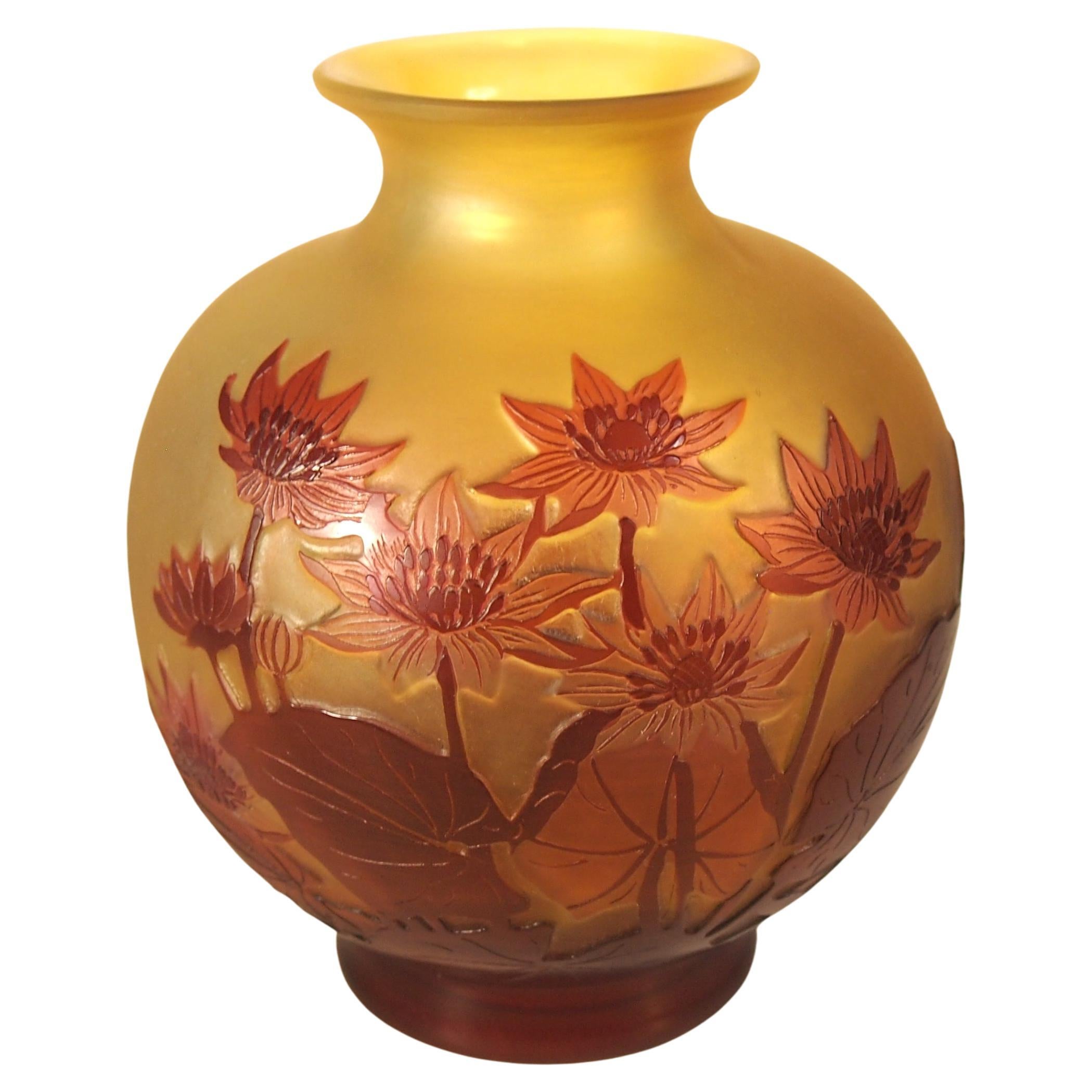 Vase en verre camée rouge et jaune signé Emile Gallé circa 1920 en vente