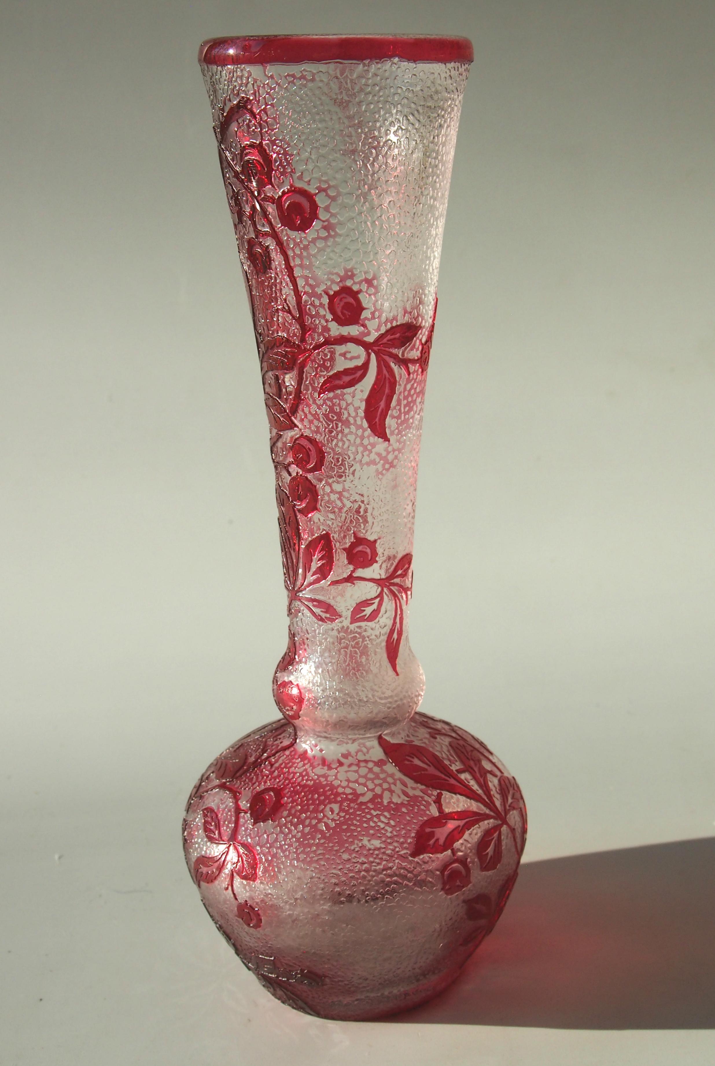 French Art Nouveau Red & Clear Baccarat Horse Chestnut Crystal Glass Cameo Vase (Französisch) im Angebot