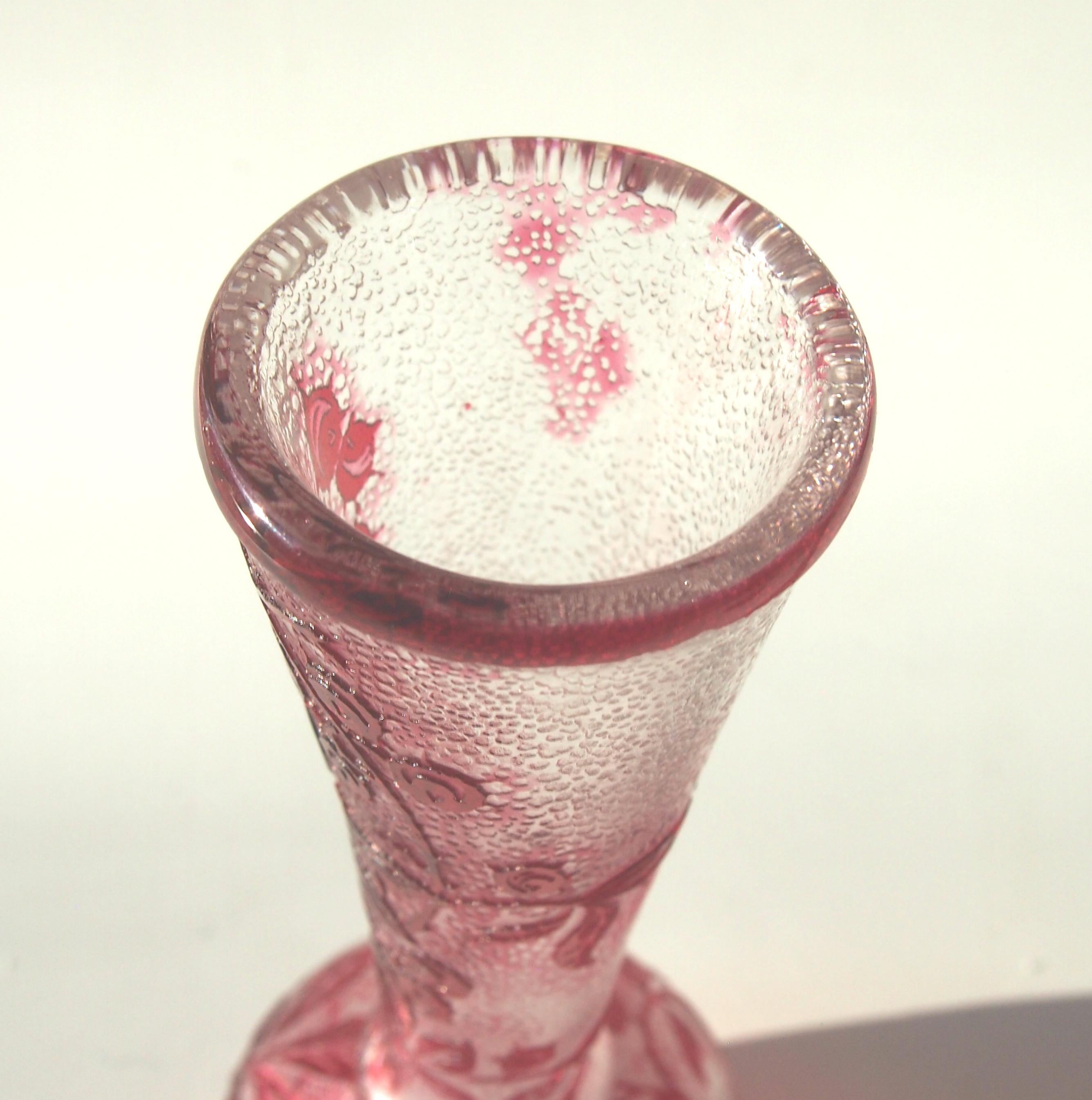 French Art Nouveau Red & Clear Baccarat Horse Chestnut Crystal Glass Cameo Vase im Zustand „Gut“ im Angebot in London, GB