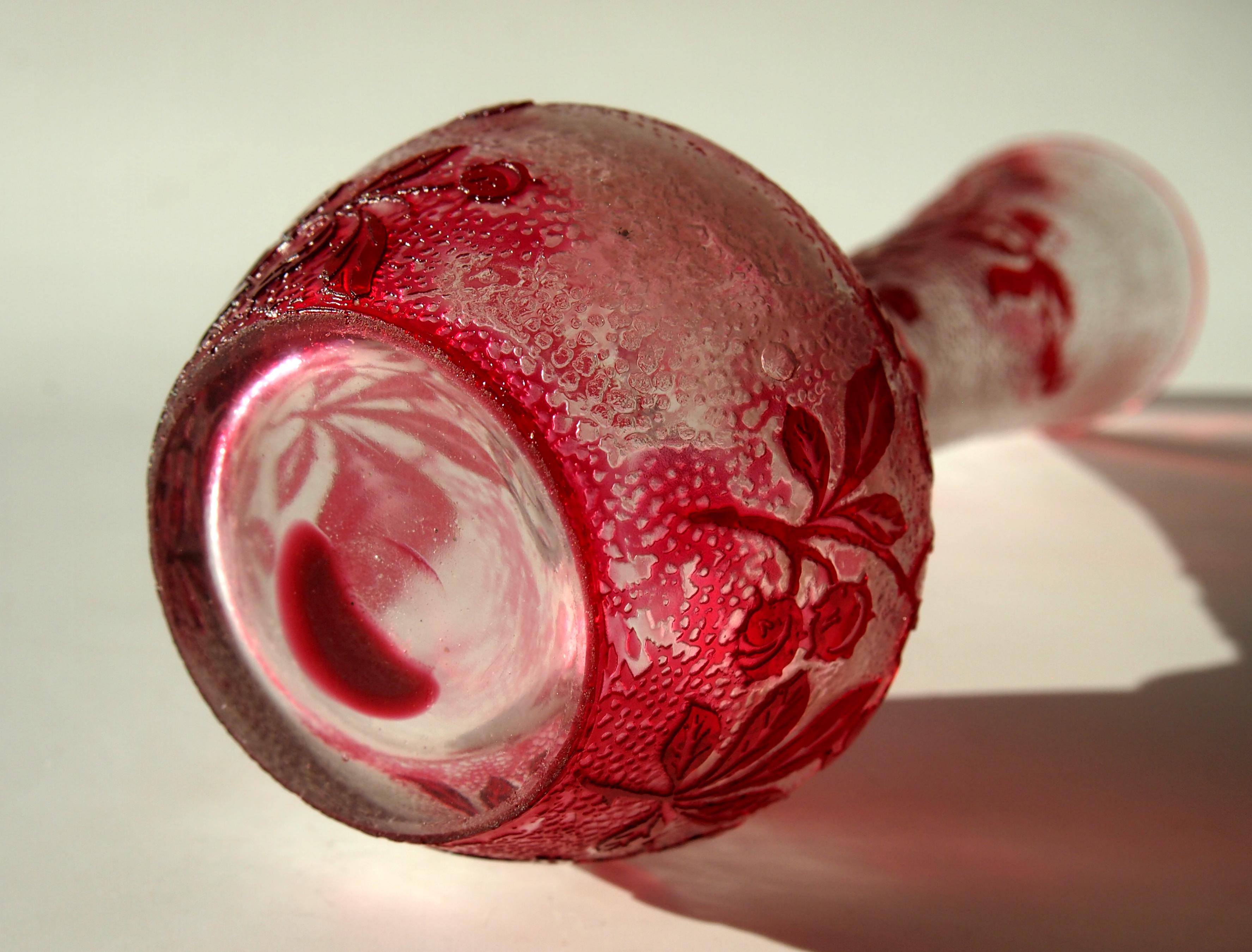 French Art Nouveau Red & Clear Baccarat Horse Chestnut Crystal Glass Cameo Vase (Frühes 20. Jahrhundert) im Angebot
