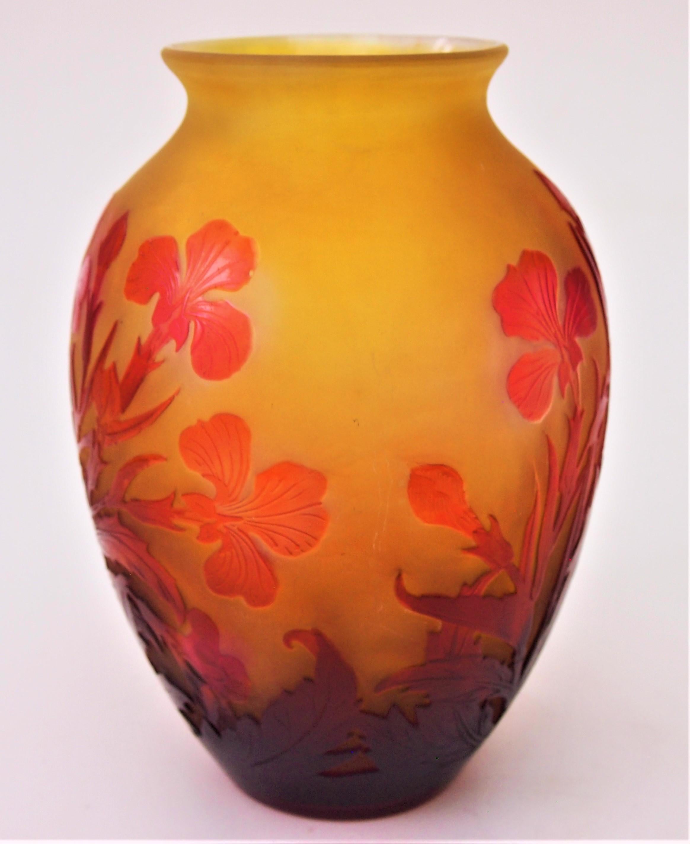 Art Nouveau francés Jarrón de cristal camafeo rojo sobre amarillo firmado Emile Gallé Iris c1920 en Bueno Estado en Worcester Park, GB