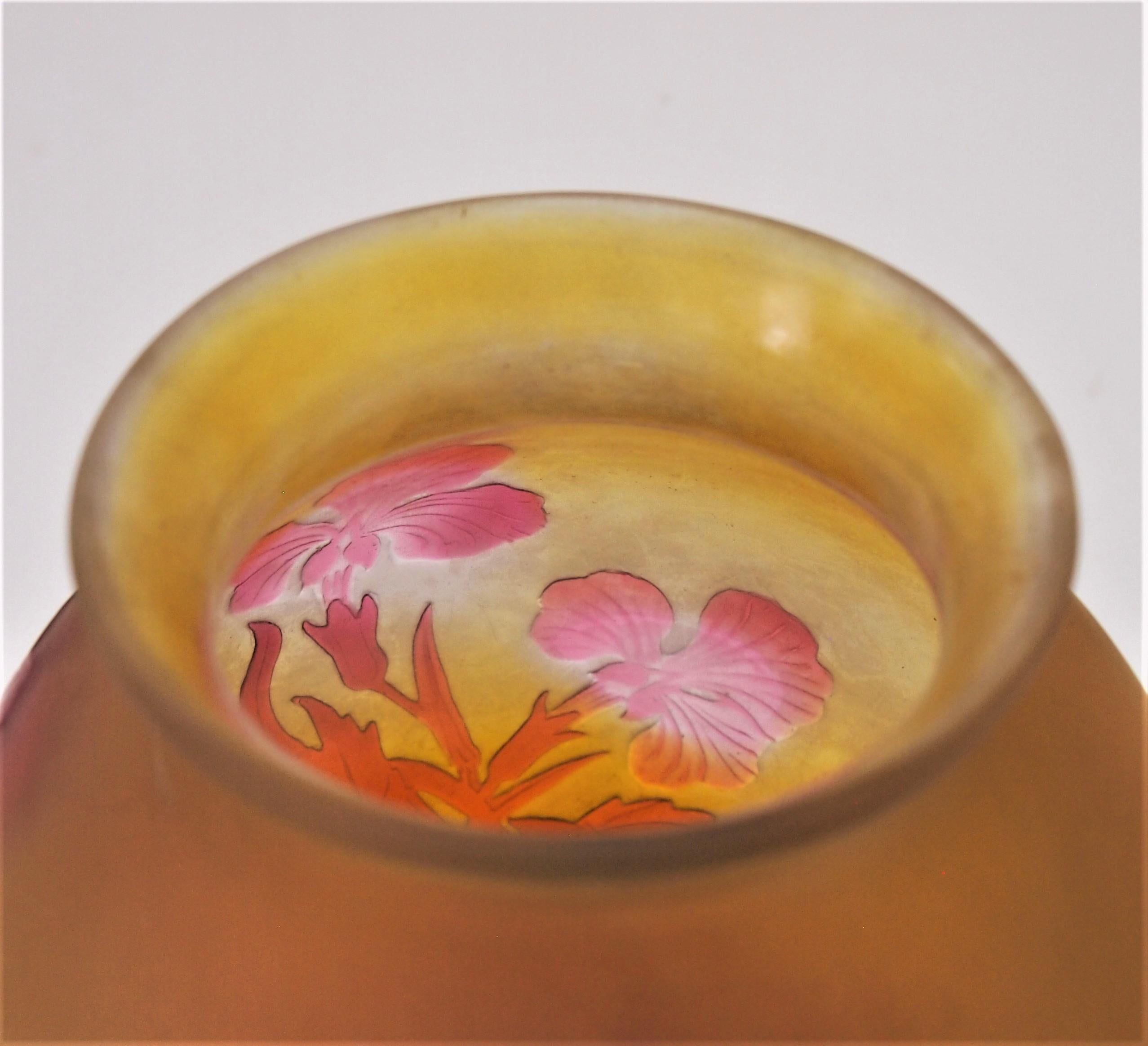 Vase en verre rouge sur jaune signé Emile Gallé Iris Cameo c1920 Bon état - En vente à Worcester Park, GB