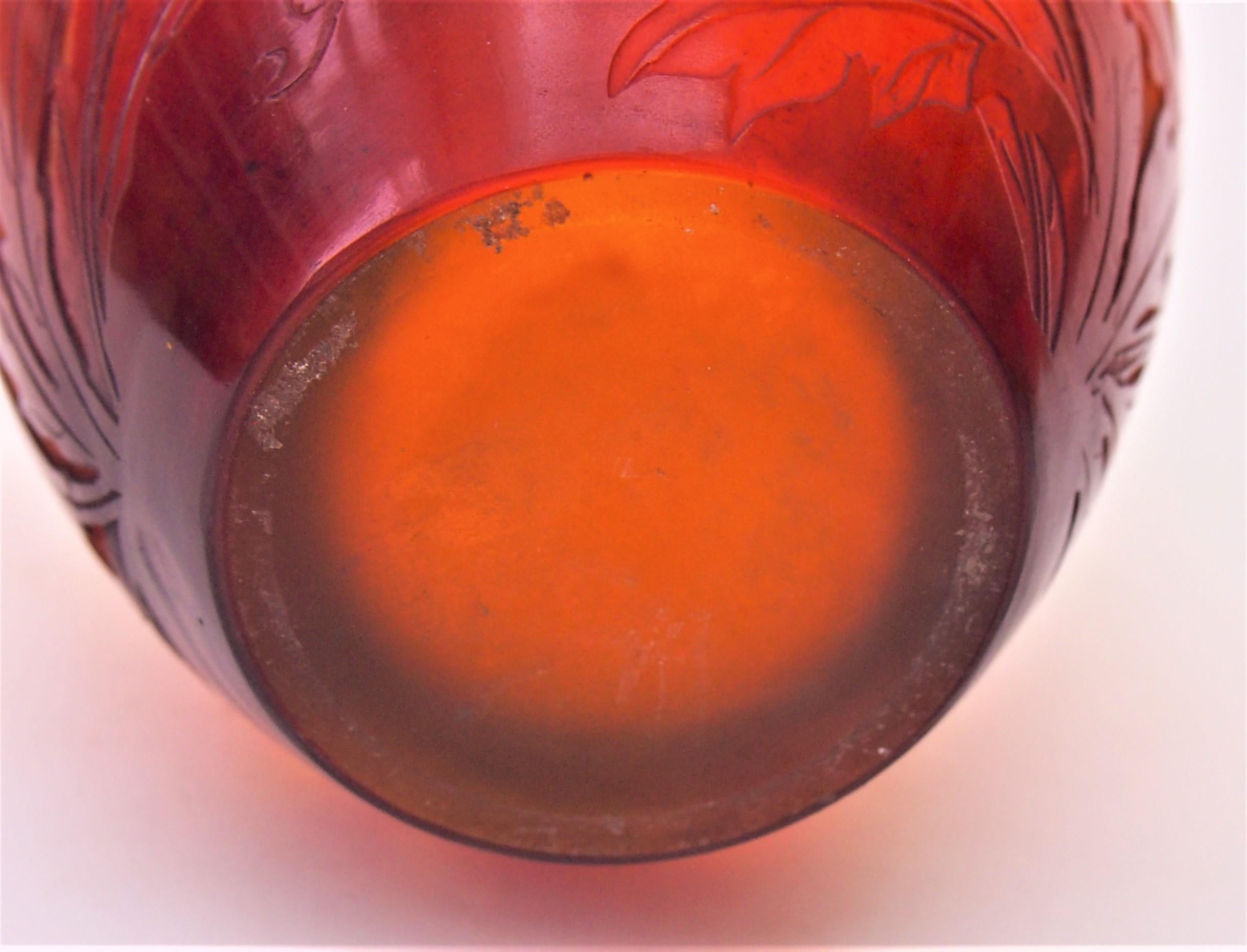 Début du 20ème siècle Vase en verre rouge sur jaune signé Emile Gallé Iris Cameo c1920 en vente