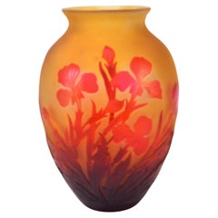 Vase en verre rouge sur jaune signé Emile Gallé Iris Cameo c1920