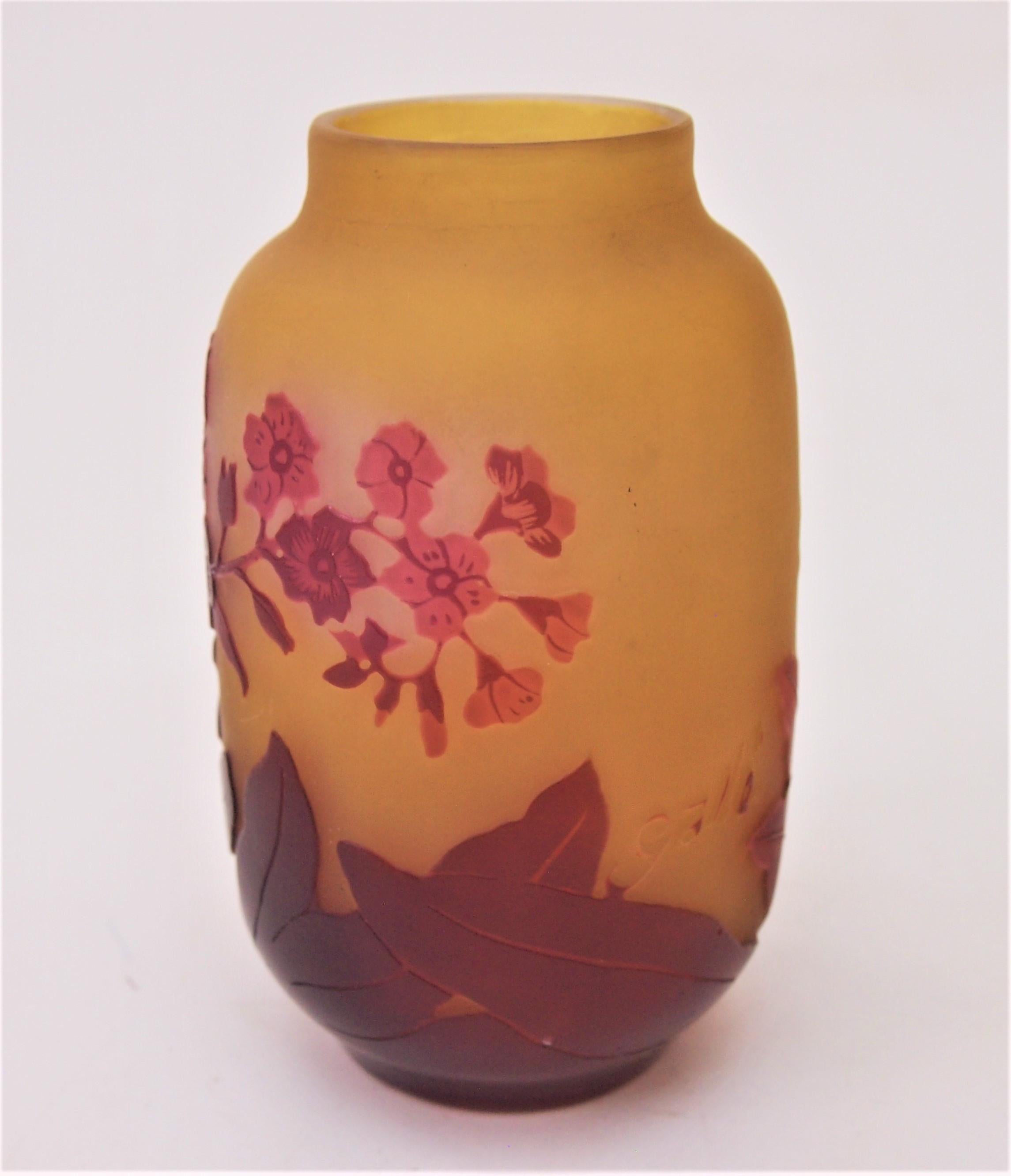 Art Nouveau français Emile Gallé petit vase camée représentant des fleurs en rouge sur orange, avec un fin polissage interne pour mettre en évidence le rouge dans les marguerites, (cette technique est parfois appelée technique de la vitre, l'une des