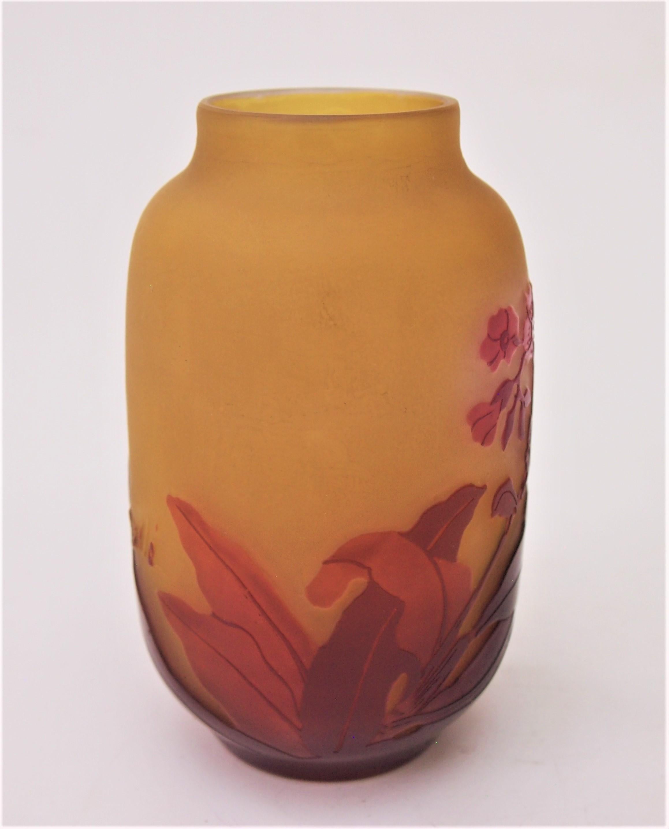 Art nouveau Vase en verre rouge/jaune signé Emile Gallé c1920 en vente