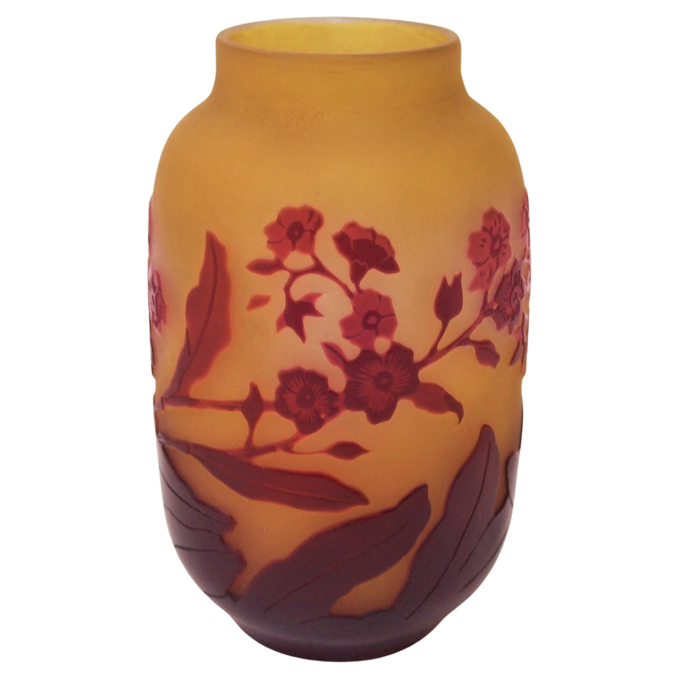 Vase en verre rouge/jaune signé Emile Gallé c1920