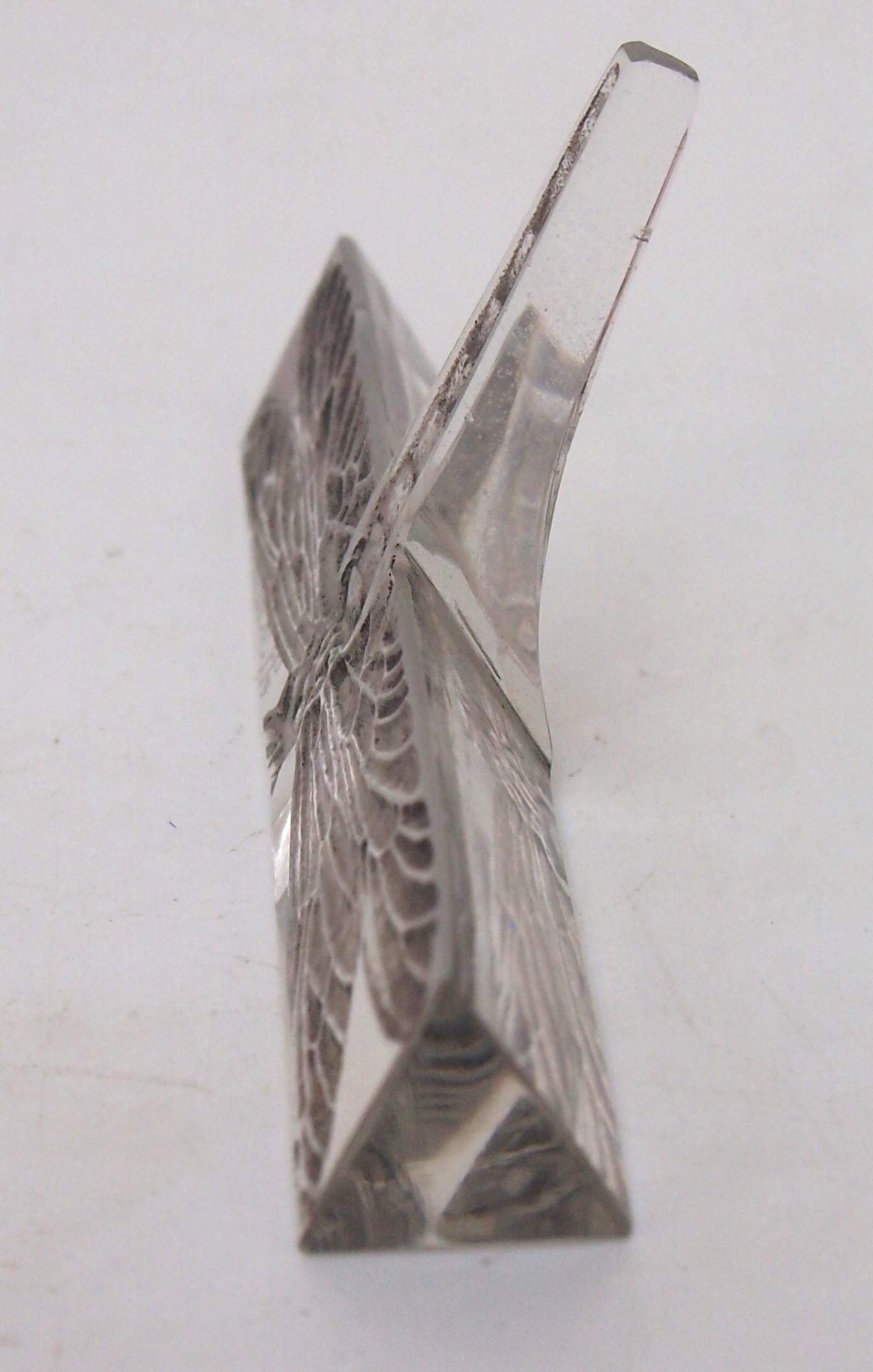 Très rare et très ancien modèle signé (R Lalique France - voir image 5) de René Lalique 'Libellule', teinté gris.  repose-couteau - représentant une libellule en vol, datant de 1919 (Voir Marcilhac ref : 3602). Les libellules sont l'une des images