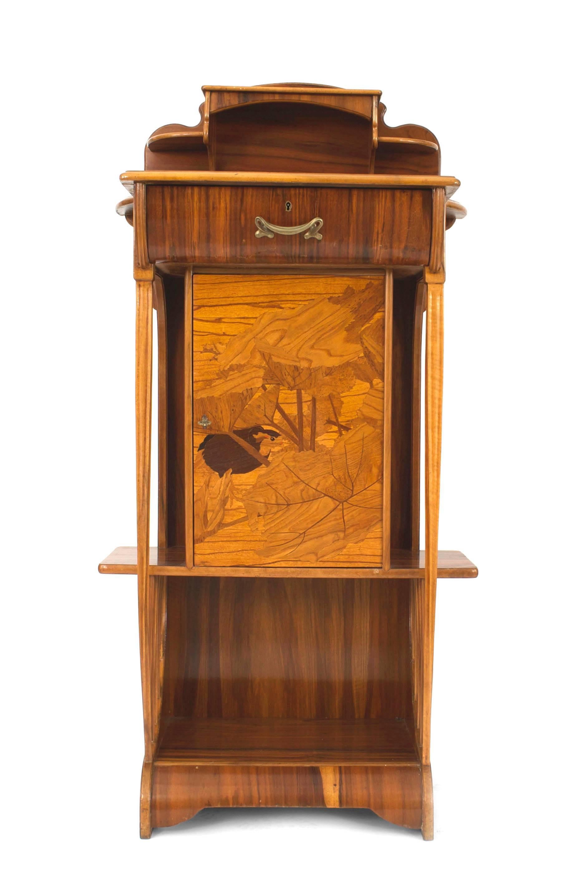 Cabinet en bois de rose Majorelle de style Art nouveau français avec incrustation Bon état - En vente à New York, NY