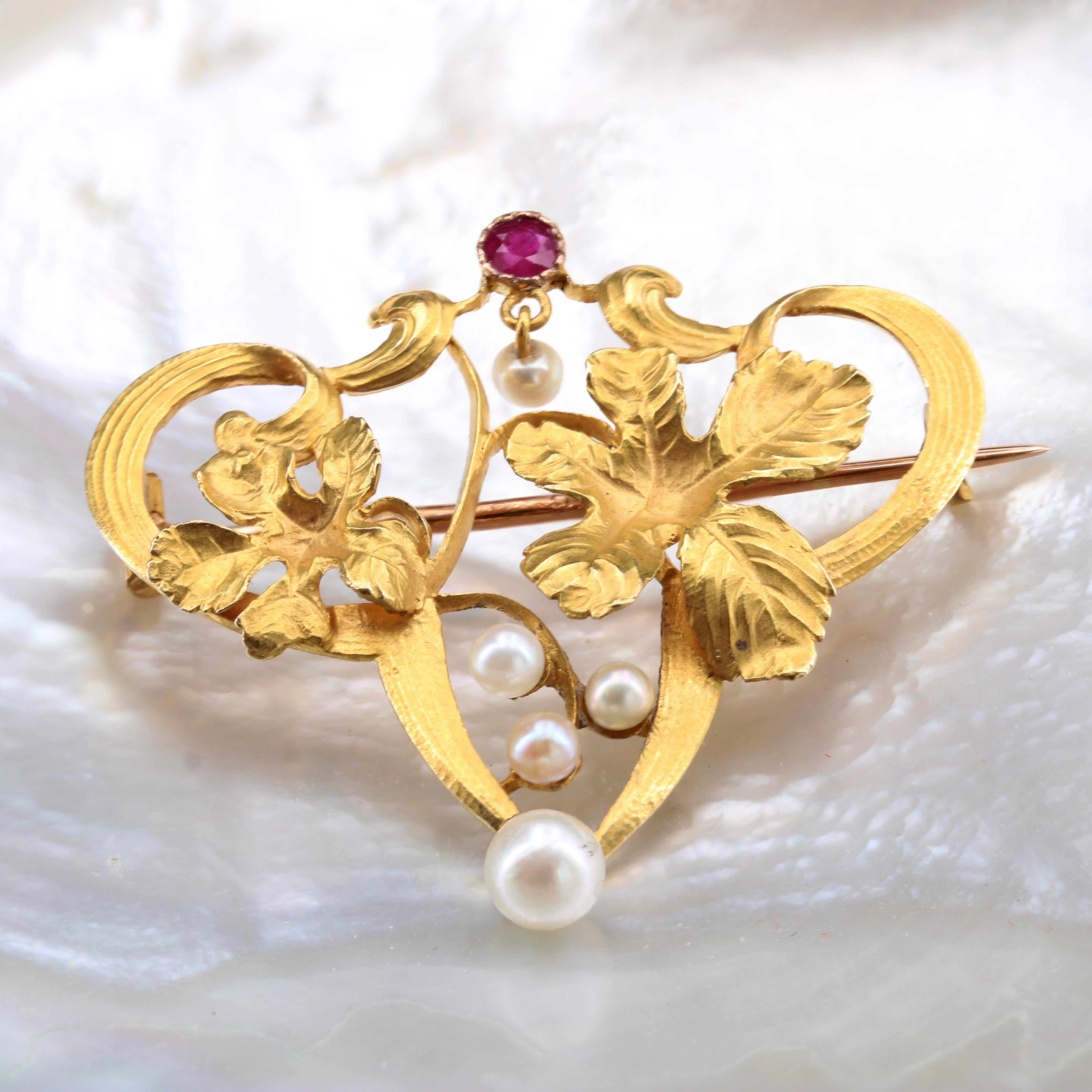 Round Cut French Art Nouveau Ruby Natural Pearl 18 Karat Yellow Gold Brooch For Sale