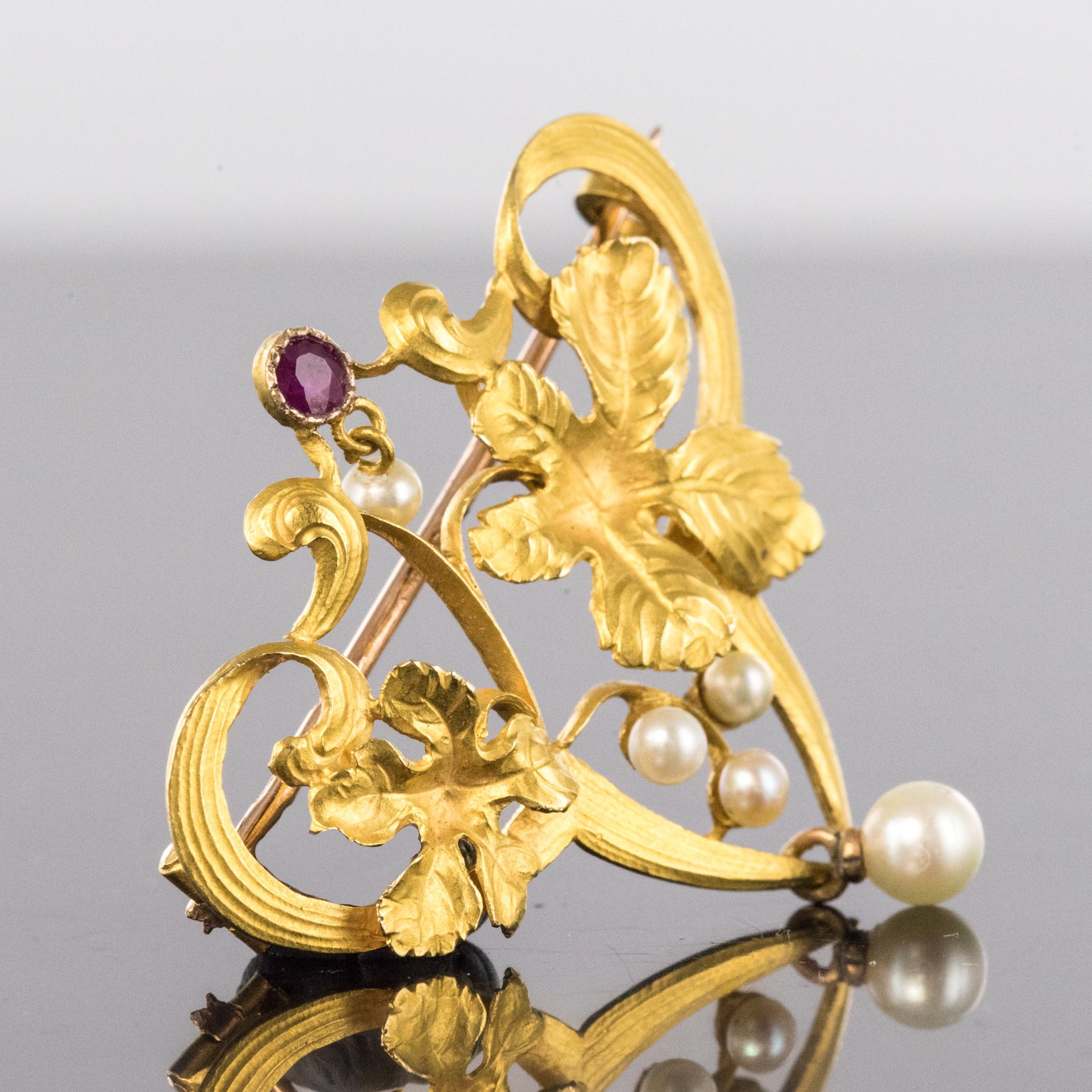 French Art Nouveau Ruby Natural Pearl 18 Karat Yellow Gold Brooch In Good Condition For Sale In Poitiers, FR