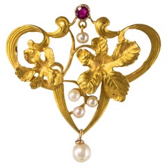 French Art Nouveau Ruby Natural Pearl 18 Karat Yellow Gold Brooch