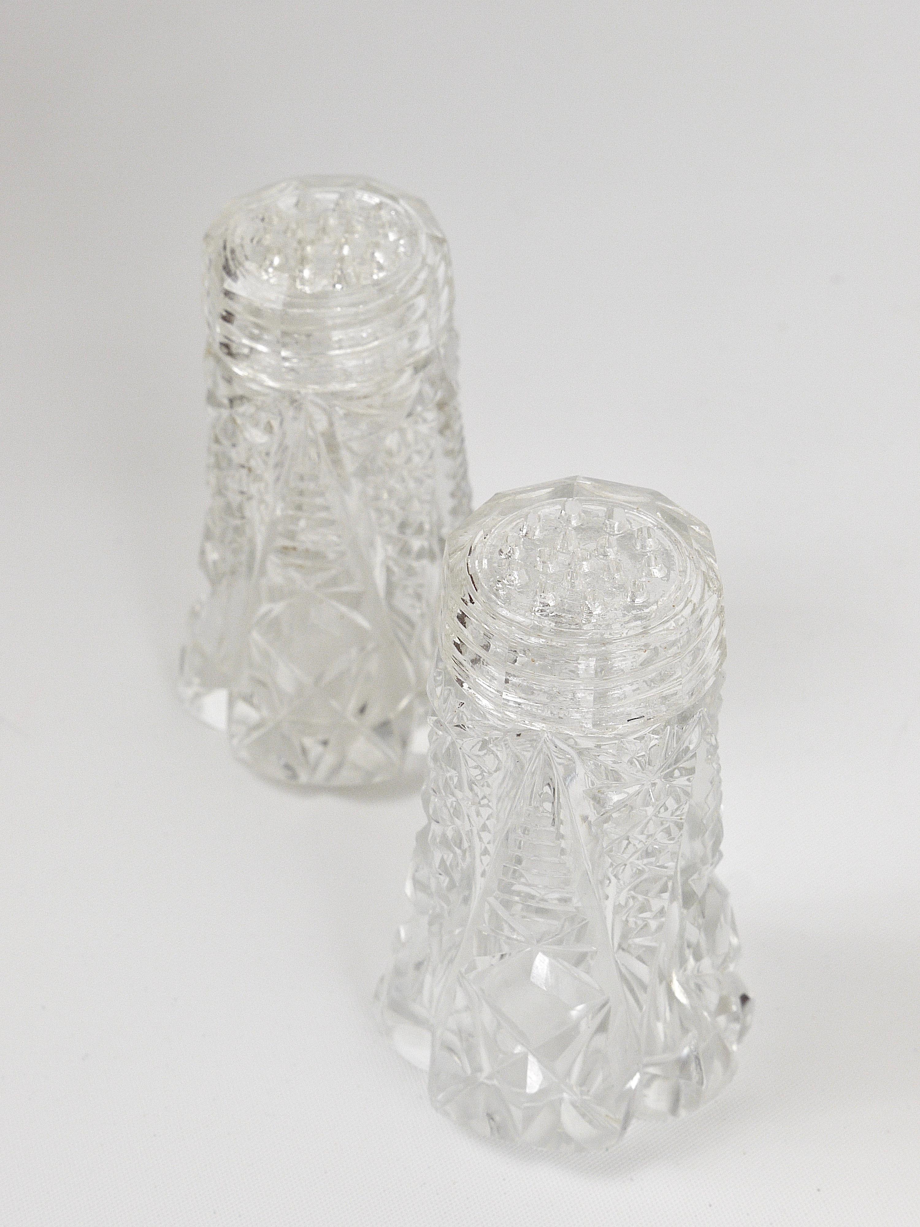 French Art Nouveau Salt and Pepper Shakers, Facetted Crysta Glass from the 1920s For Sale 2
