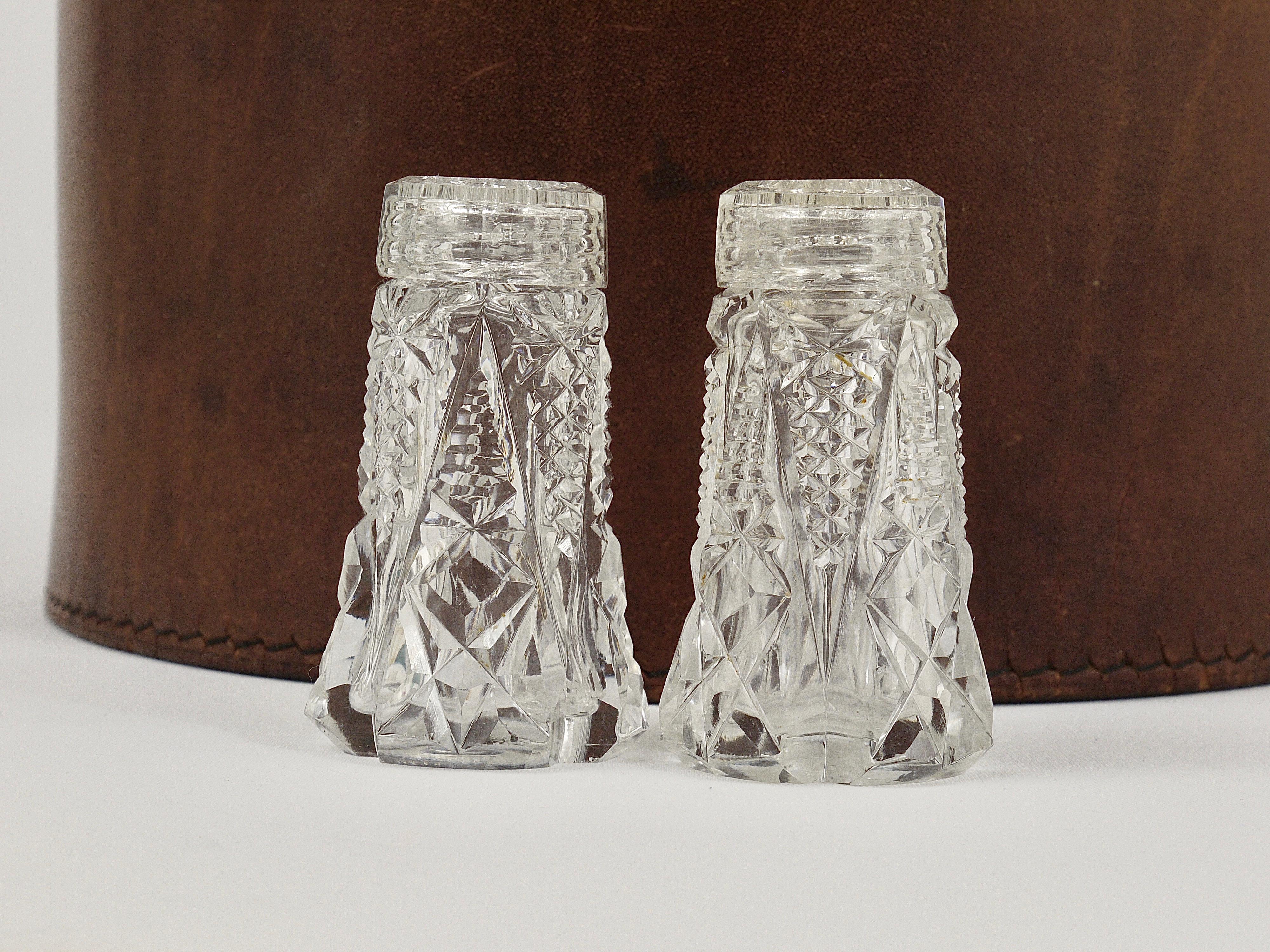 A set of beautiful Art Nouveau salt and pepper shakers, made of facetted glass. Made in France in the 1920s, in excellent condition.