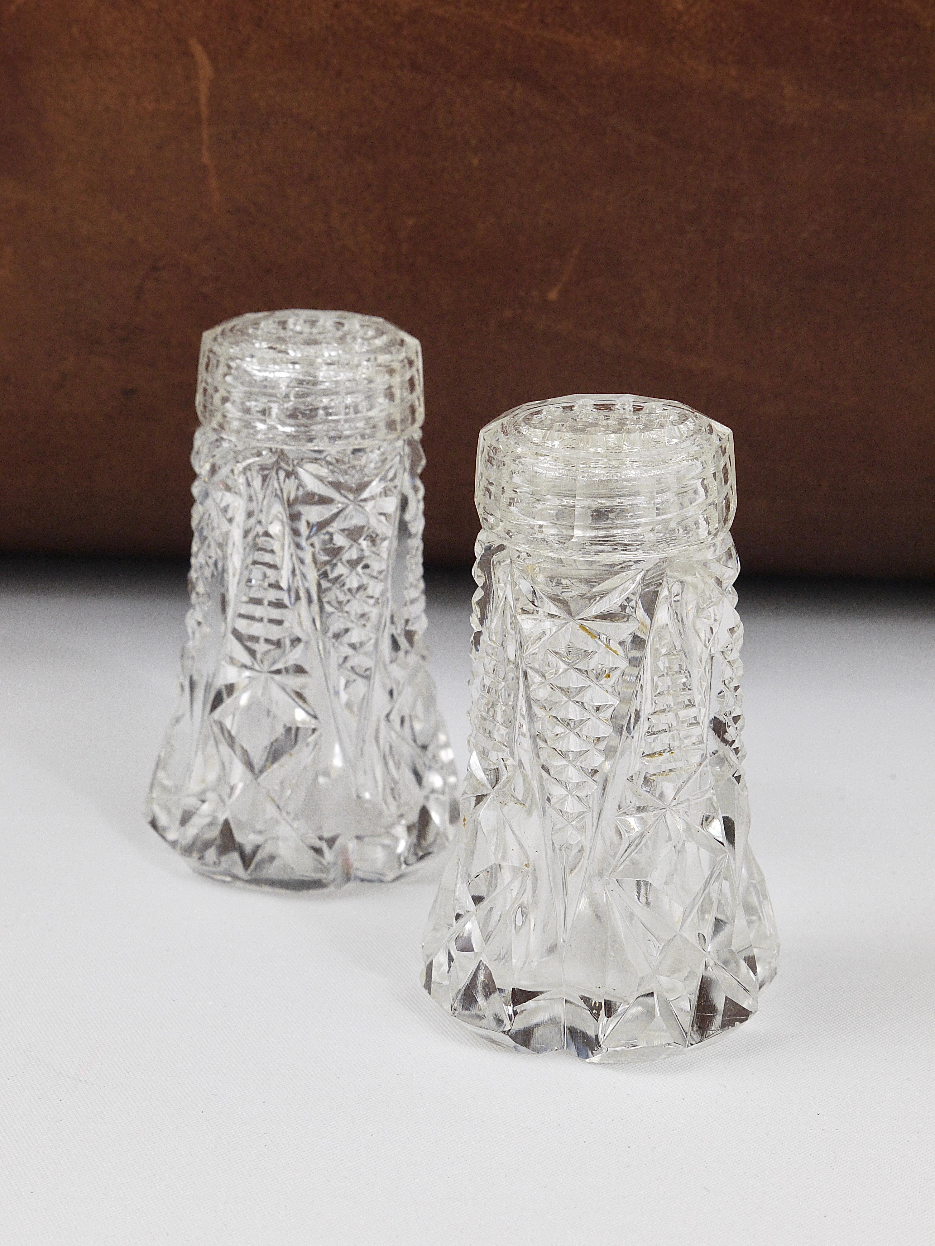 French Art Nouveau Salt and Pepper Shakers, Facetted Crysta Glass from the 1920s In Good Condition For Sale In Vienna, AT
