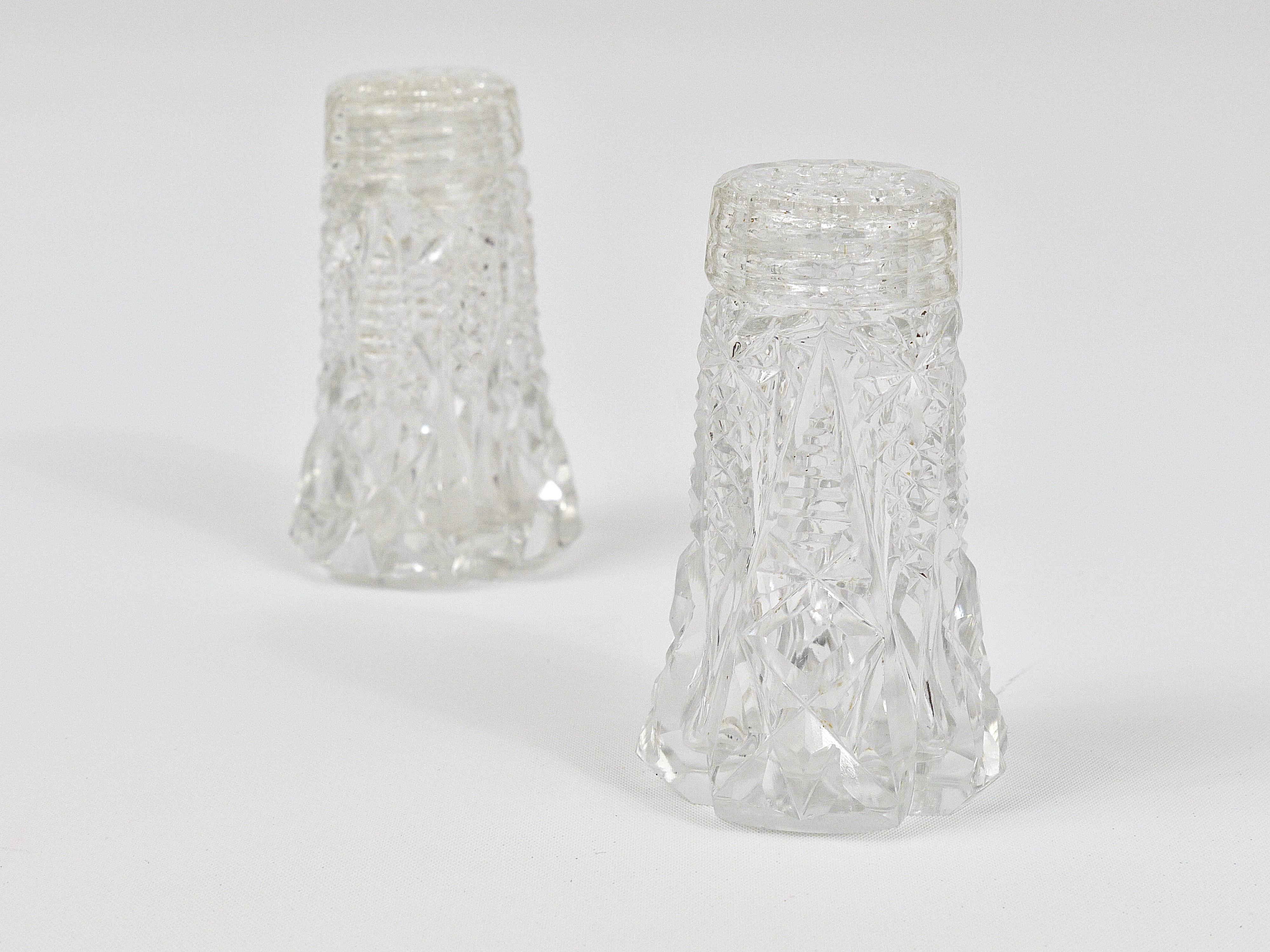 French Art Nouveau Salt and Pepper Shakers, Facetted Crysta Glass from the 1920s For Sale 1