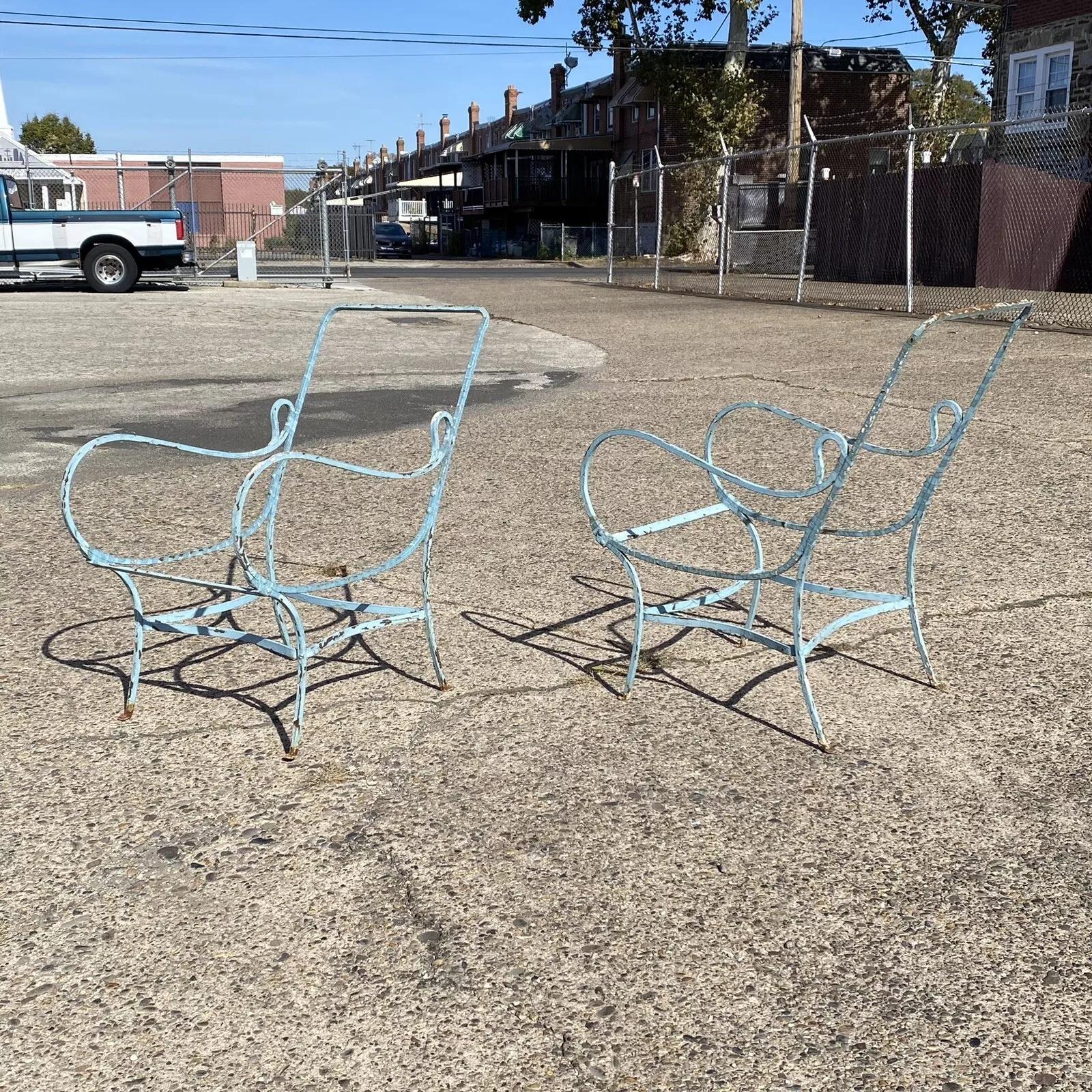 French Art Nouveau Sculptural Wrought Iron Garden Patio Lounge Chairs - a Pair In Good Condition For Sale In Philadelphia, PA