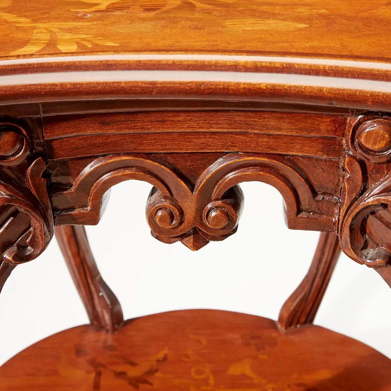 Table d'appoint Art Nouveau français dans le style de Louis Majorelle, Début du 20ème siècle

Rendu dans une variété de bois avec deux étages avec marqueterie florale
 
Dimensions

28