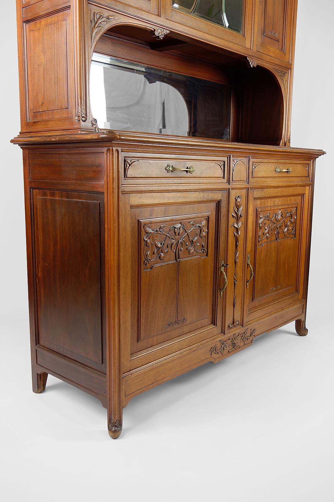 French Art Nouveau Sideboard in Carved Walnut with Stained Glass, circa 1910 5