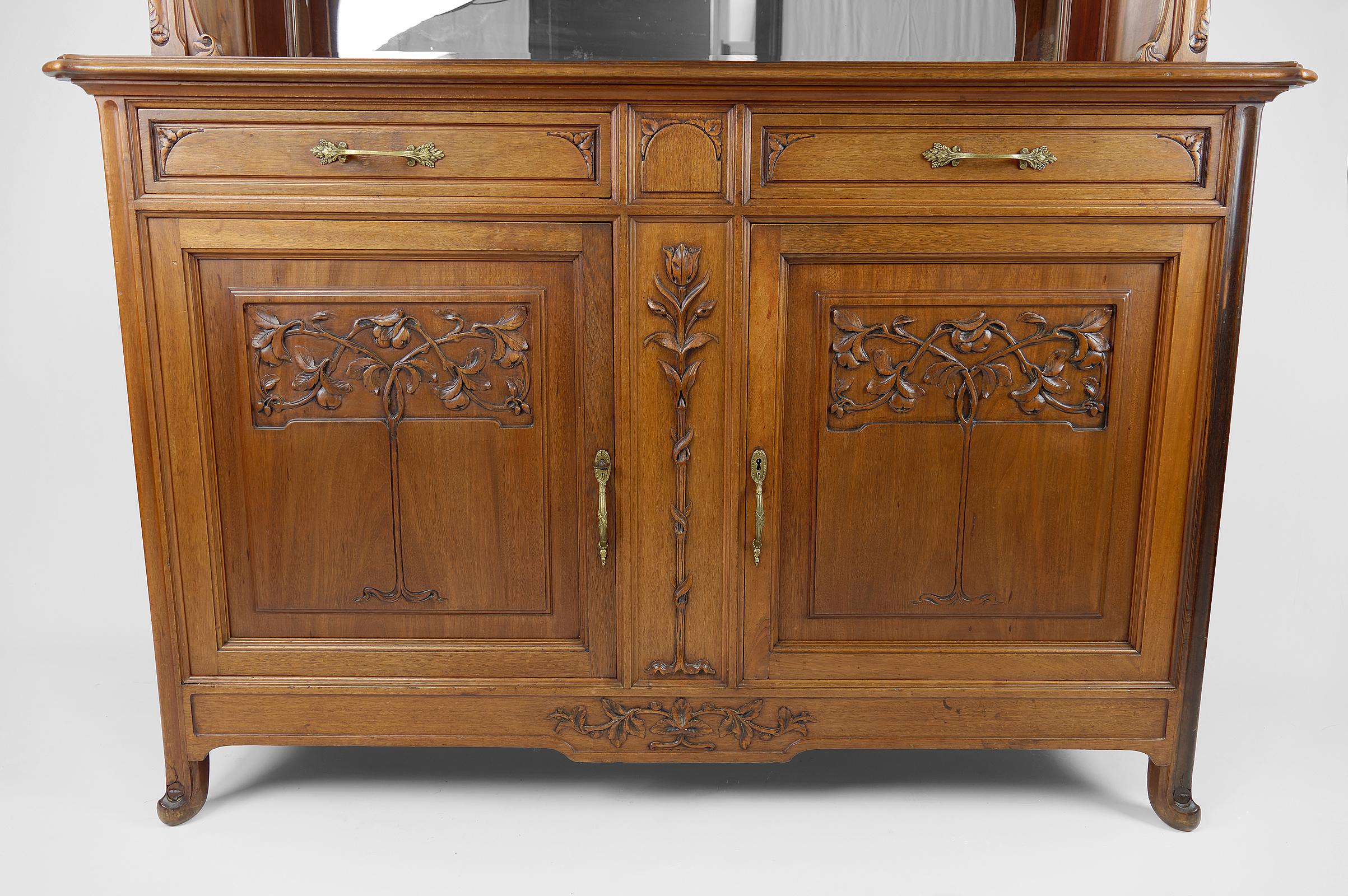 French Art Nouveau Sideboard in Carved Walnut with Stained Glass, circa 1910 5
