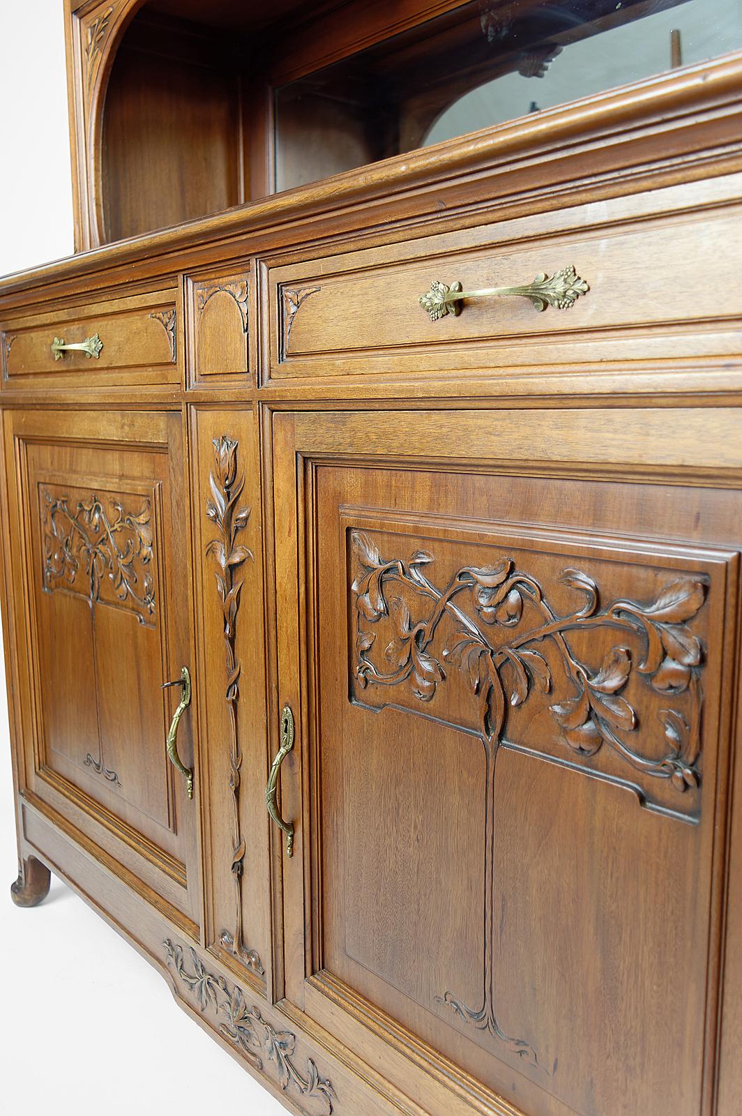 French Art Nouveau Sideboard in Carved Walnut with Stained Glass, circa 1910 7