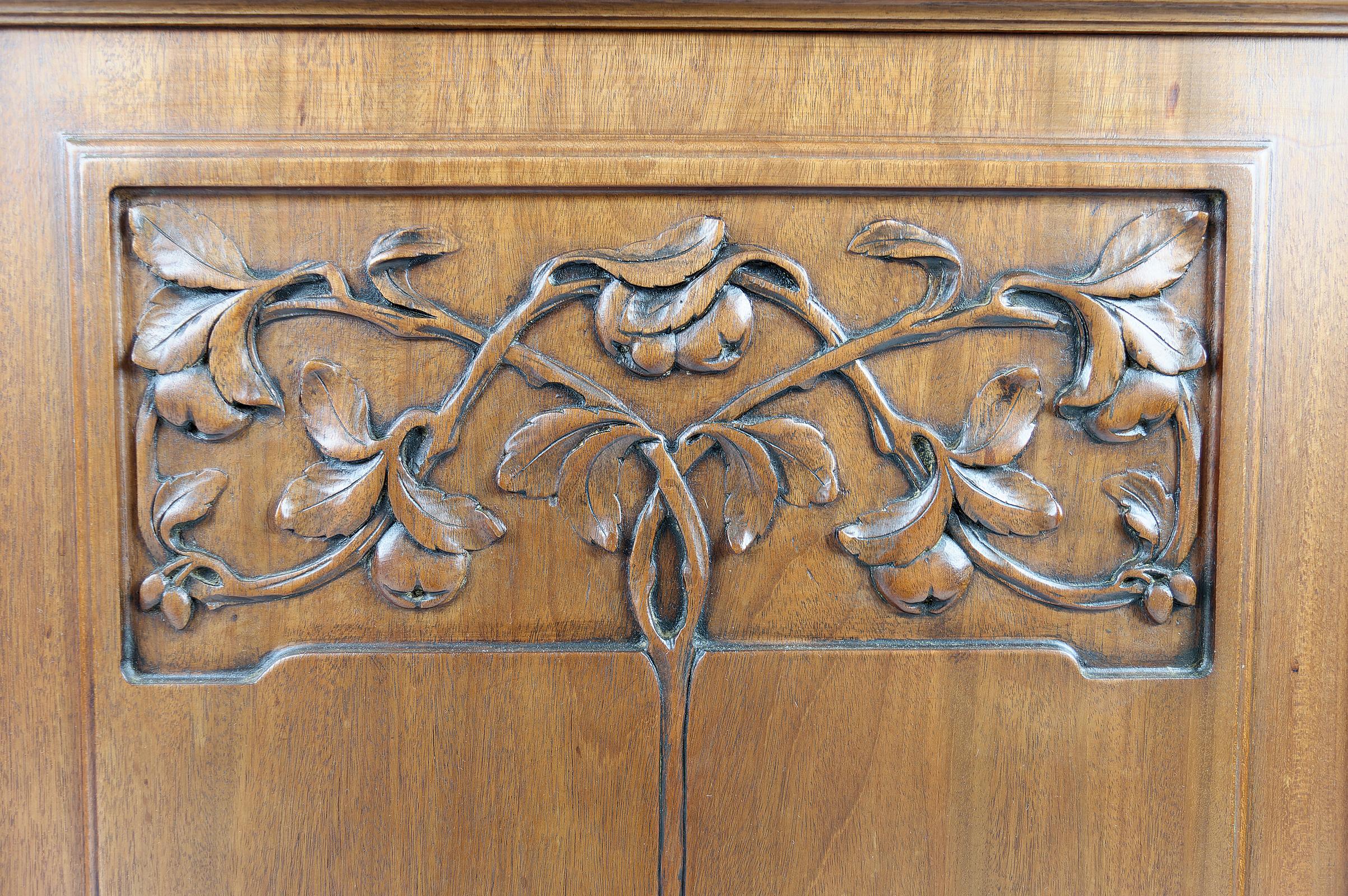 French Art Nouveau Sideboard in Carved Walnut with Stained Glass, circa 1910 9