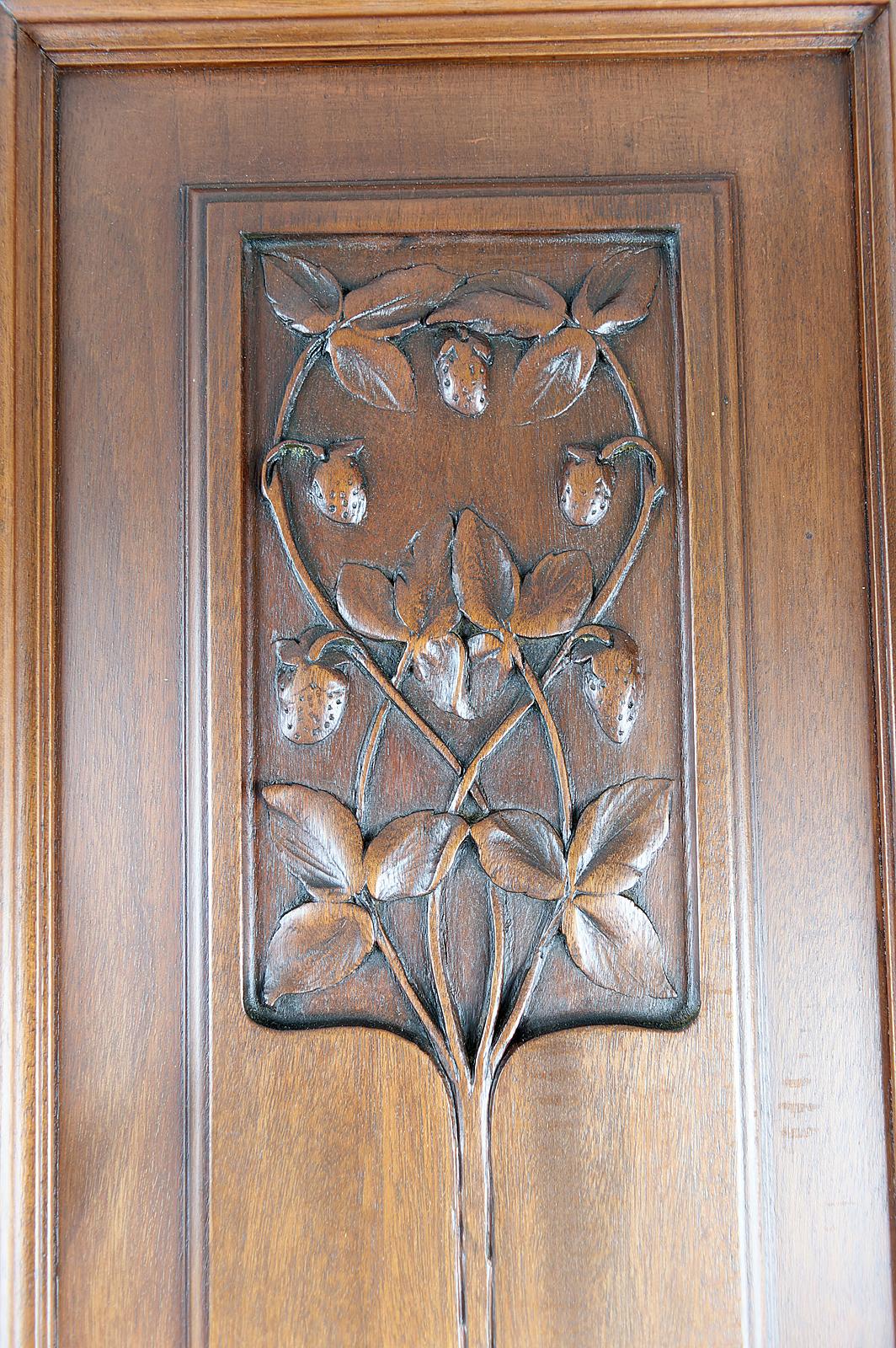 French Art Nouveau Sideboard in Carved Walnut with Stained Glass, circa 1910 10