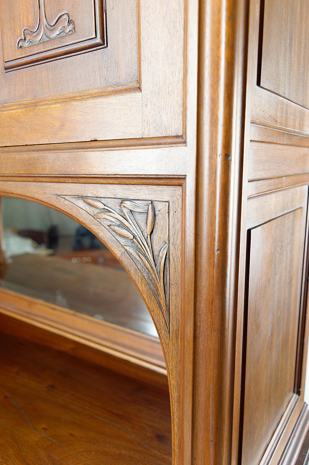 French Art Nouveau Sideboard in Carved Walnut with Stained Glass, circa 1910 For Sale 12