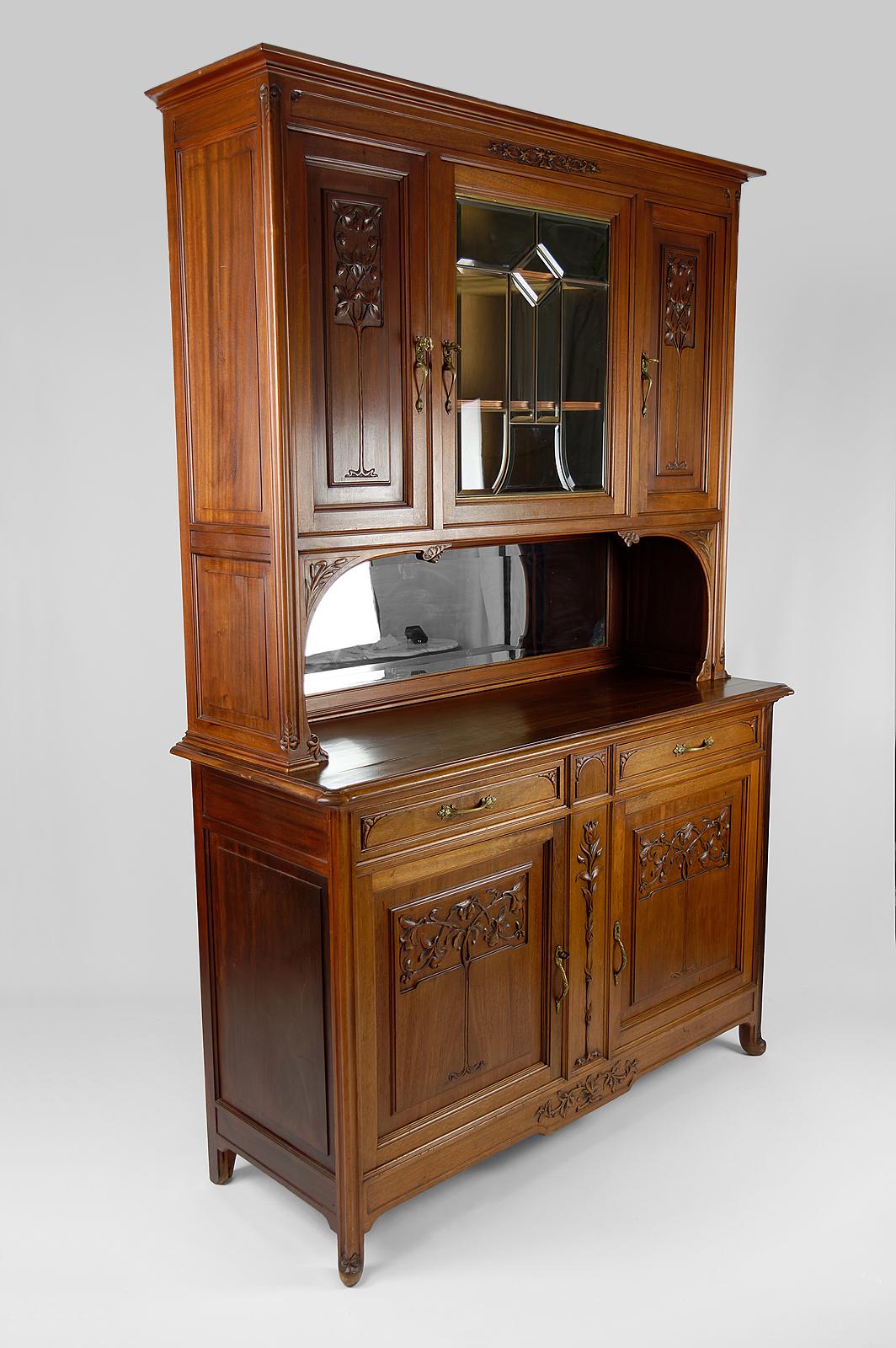 French Art Nouveau Sideboard in Carved Walnut with Stained Glass, circa 1910 In Good Condition For Sale In VÉZELAY, FR