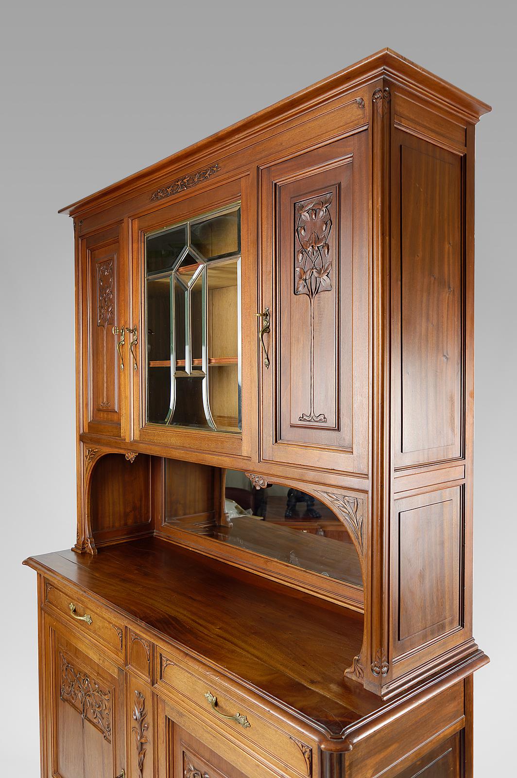 Early 20th Century French Art Nouveau Sideboard in Carved Walnut with Stained Glass, circa 1910