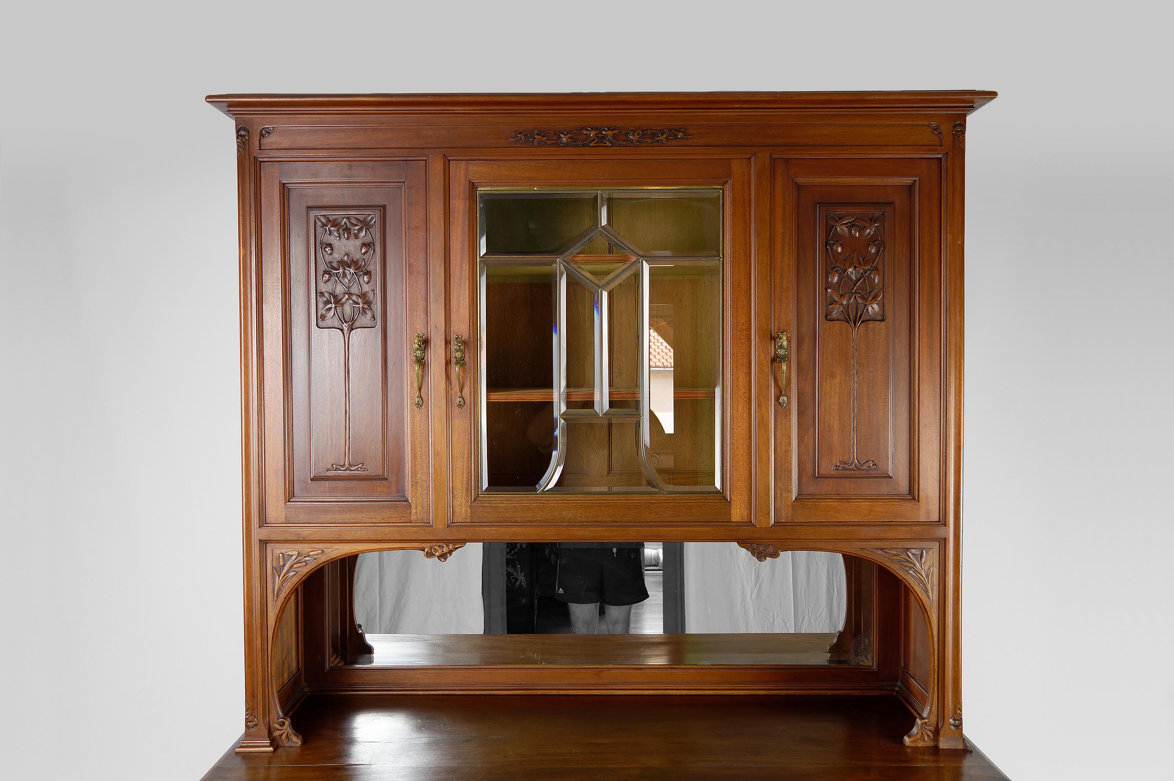 French Art Nouveau Sideboard in Carved Walnut with Stained Glass, circa 1910 1