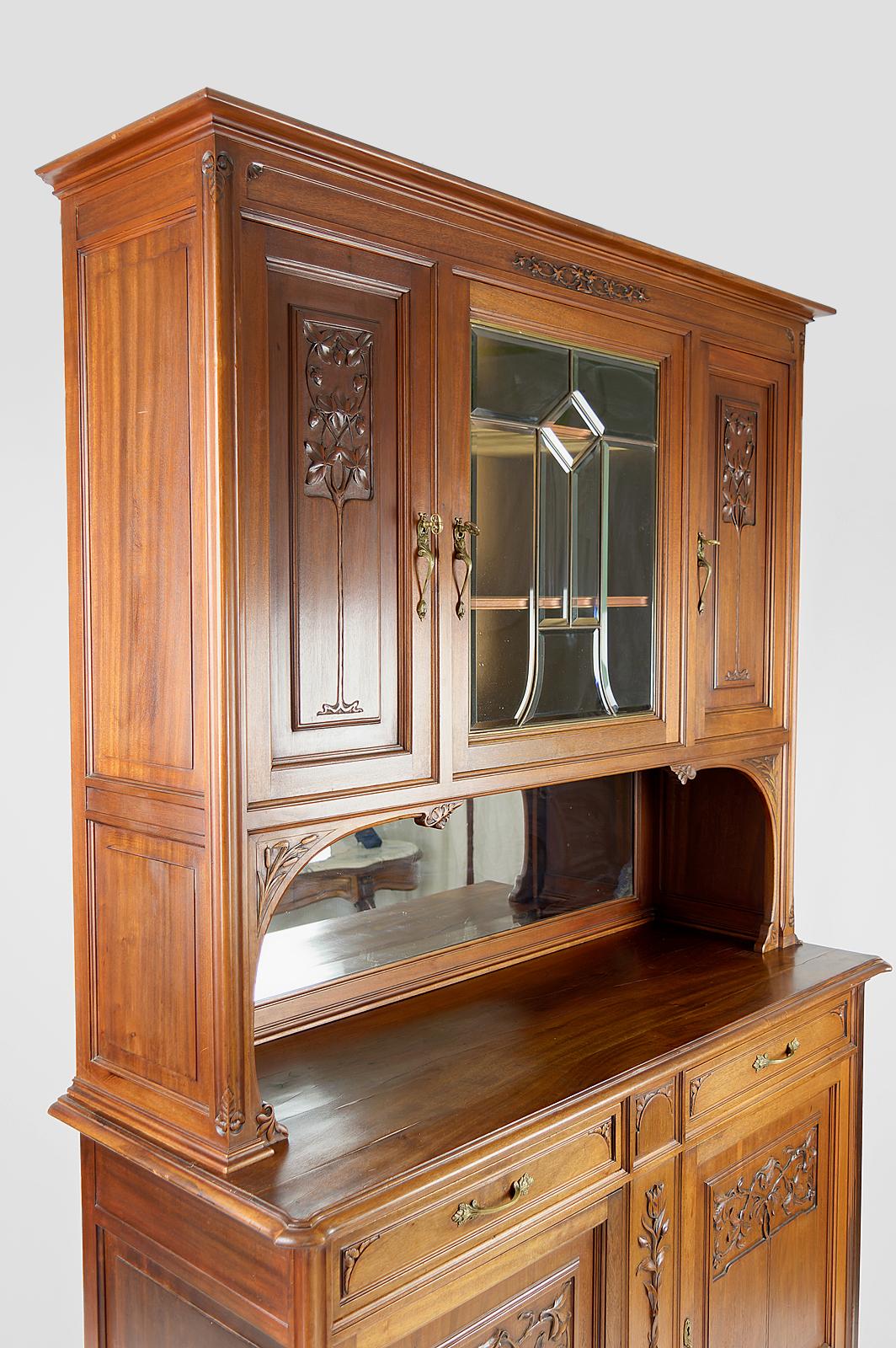 French Art Nouveau Sideboard in Carved Walnut with Stained Glass, circa 1910 For Sale 1