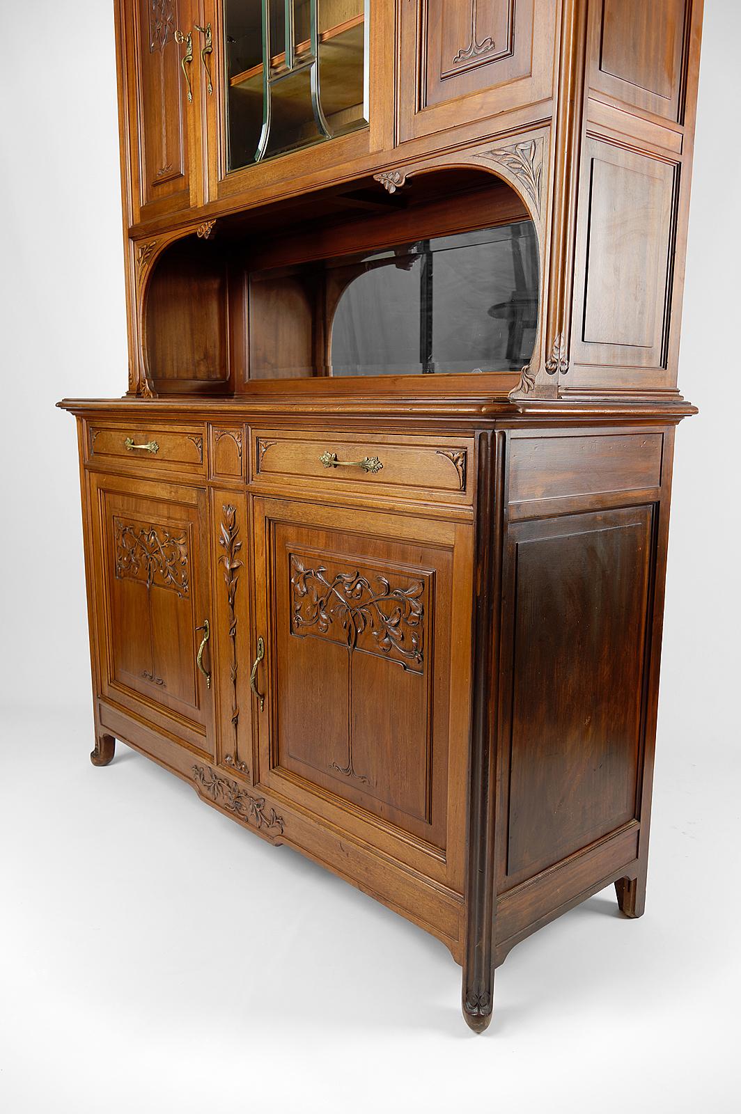 French Art Nouveau Sideboard in Carved Walnut with Stained Glass, circa 1910 2