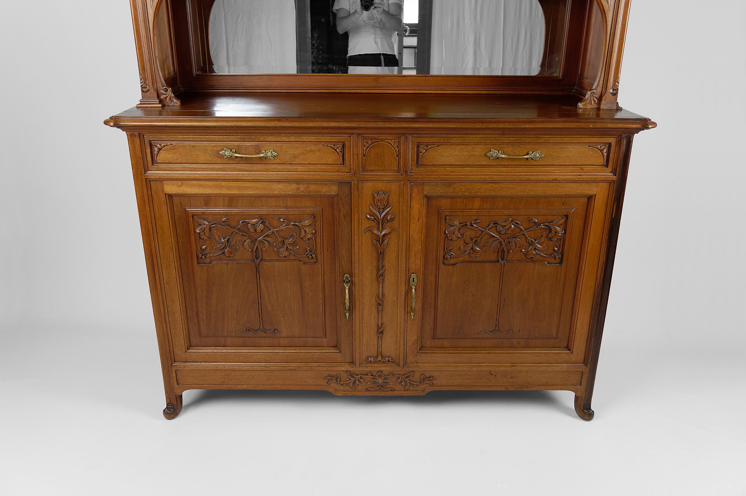 French Art Nouveau Sideboard in Carved Walnut with Stained Glass, circa 1910 3