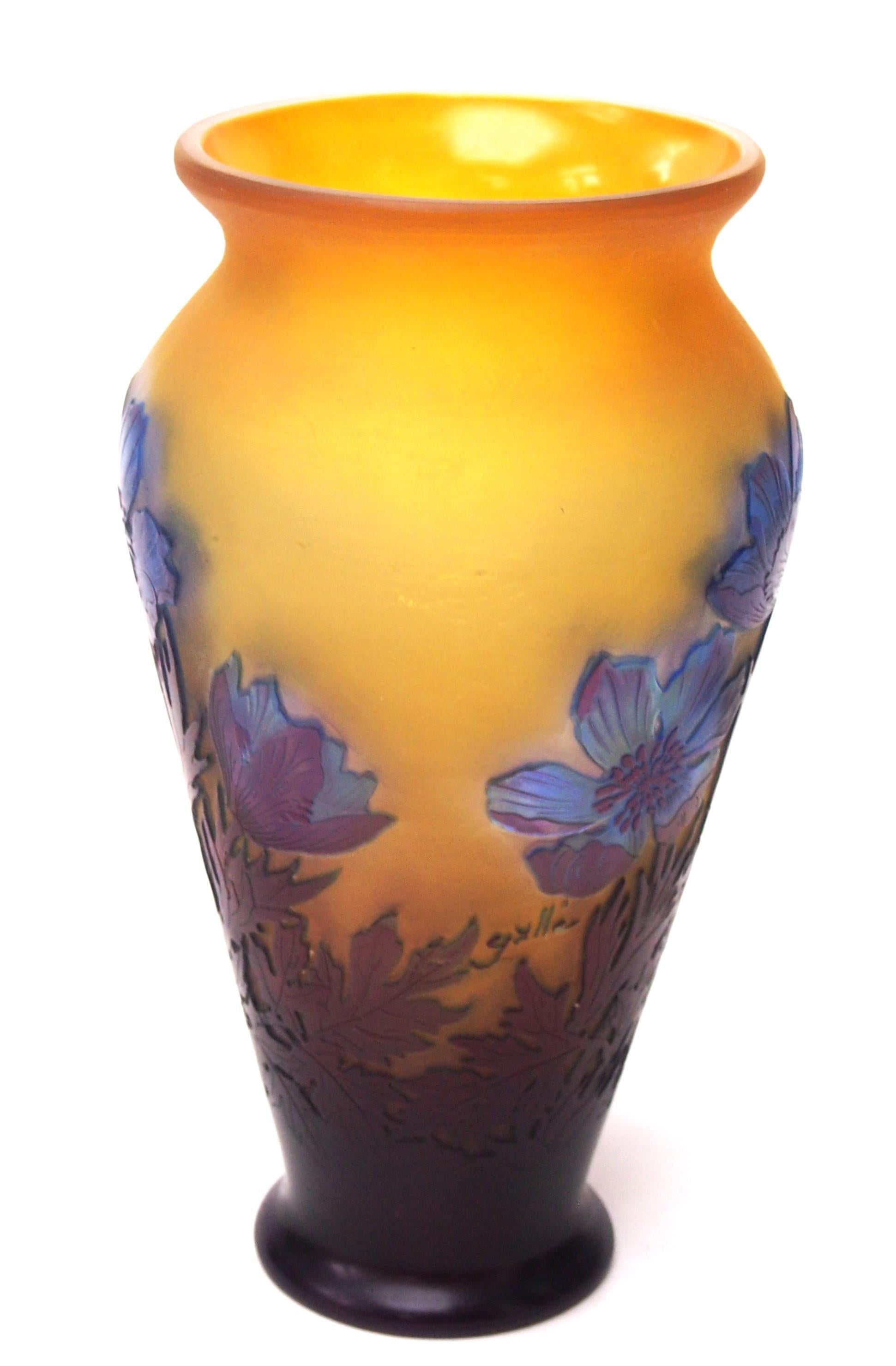 Französische Art Nouveau Emile Gallé mittelgroße Kamee-Vase, die blühende Anemonen in lila und blau über orange/gelb darstellt, mit feiner Innenpolitur, um das Blau und Lila in den Blumen hervorzuheben - wo die Innenpolitur nicht gemacht wurde,