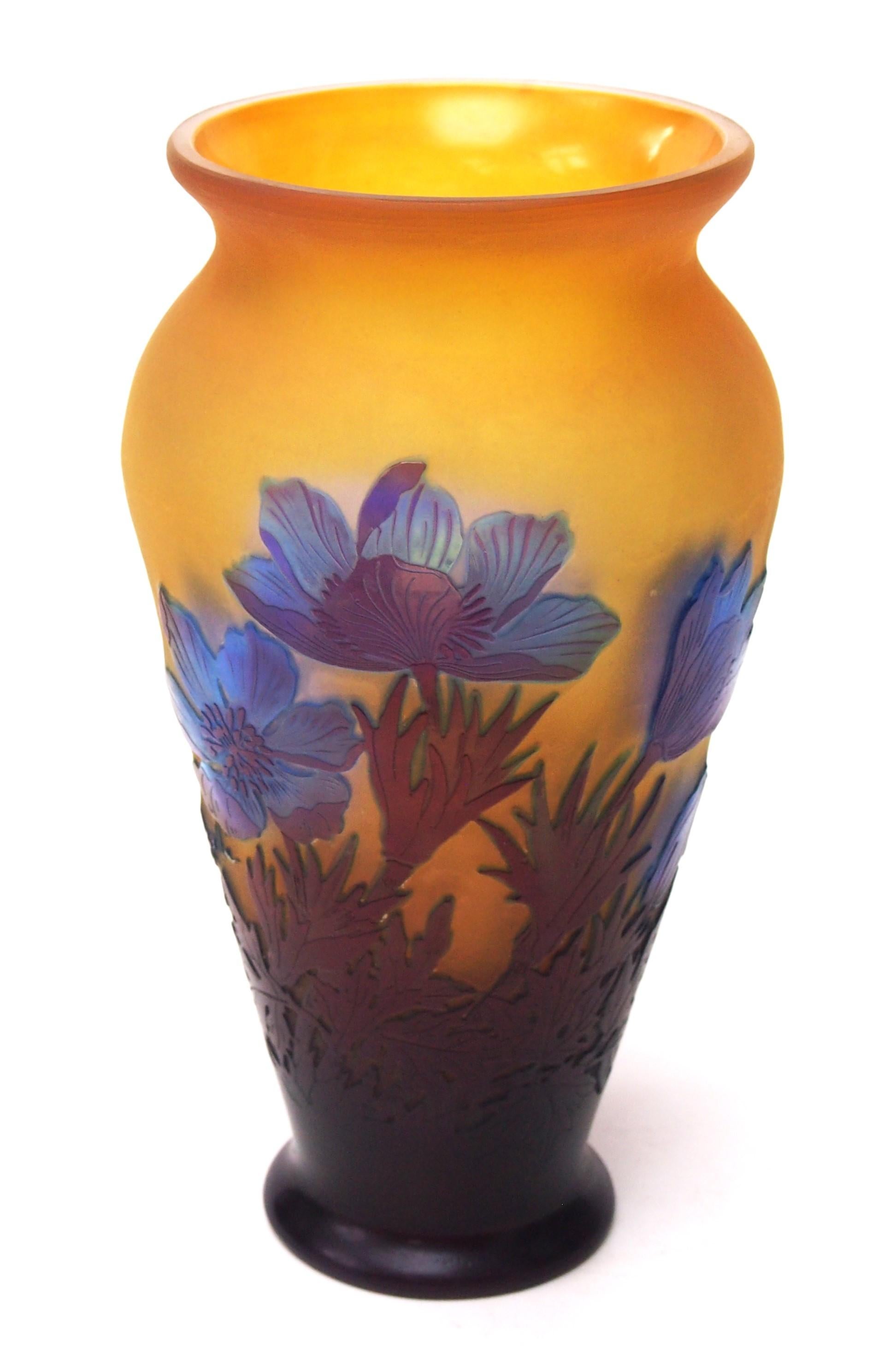 Französische Jugendstil-Vase mit Anemonen-Signatur von Emile Gallé, Cameo-Glasvase, um 1920 (Art nouveau) im Angebot