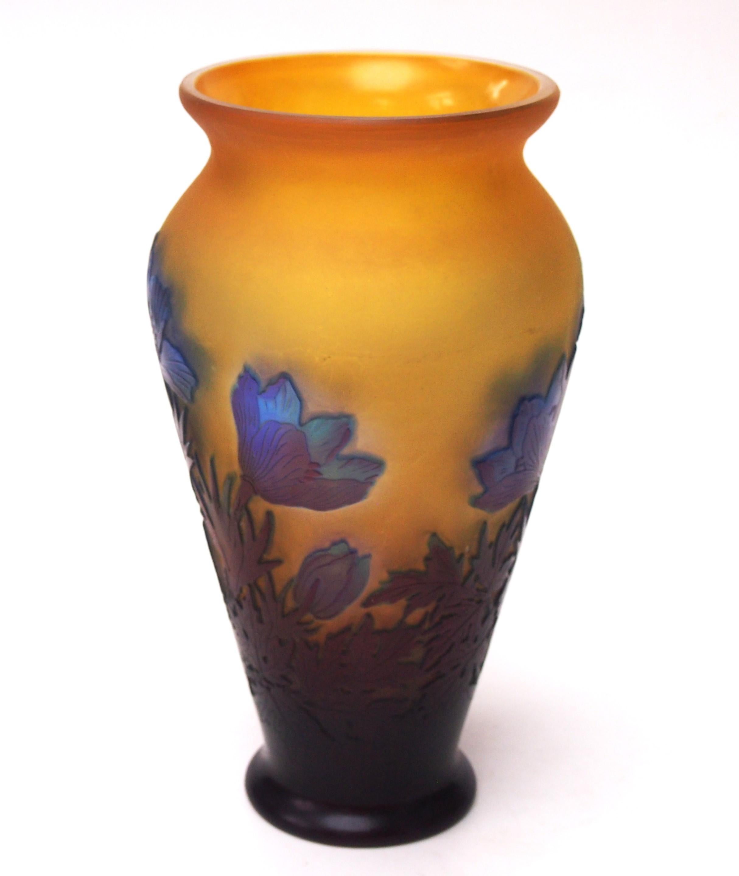 Französische Jugendstil-Vase mit Anemonen-Signatur von Emile Gallé, Cameo-Glasvase, um 1920 im Zustand „Gut“ im Angebot in Worcester Park, GB