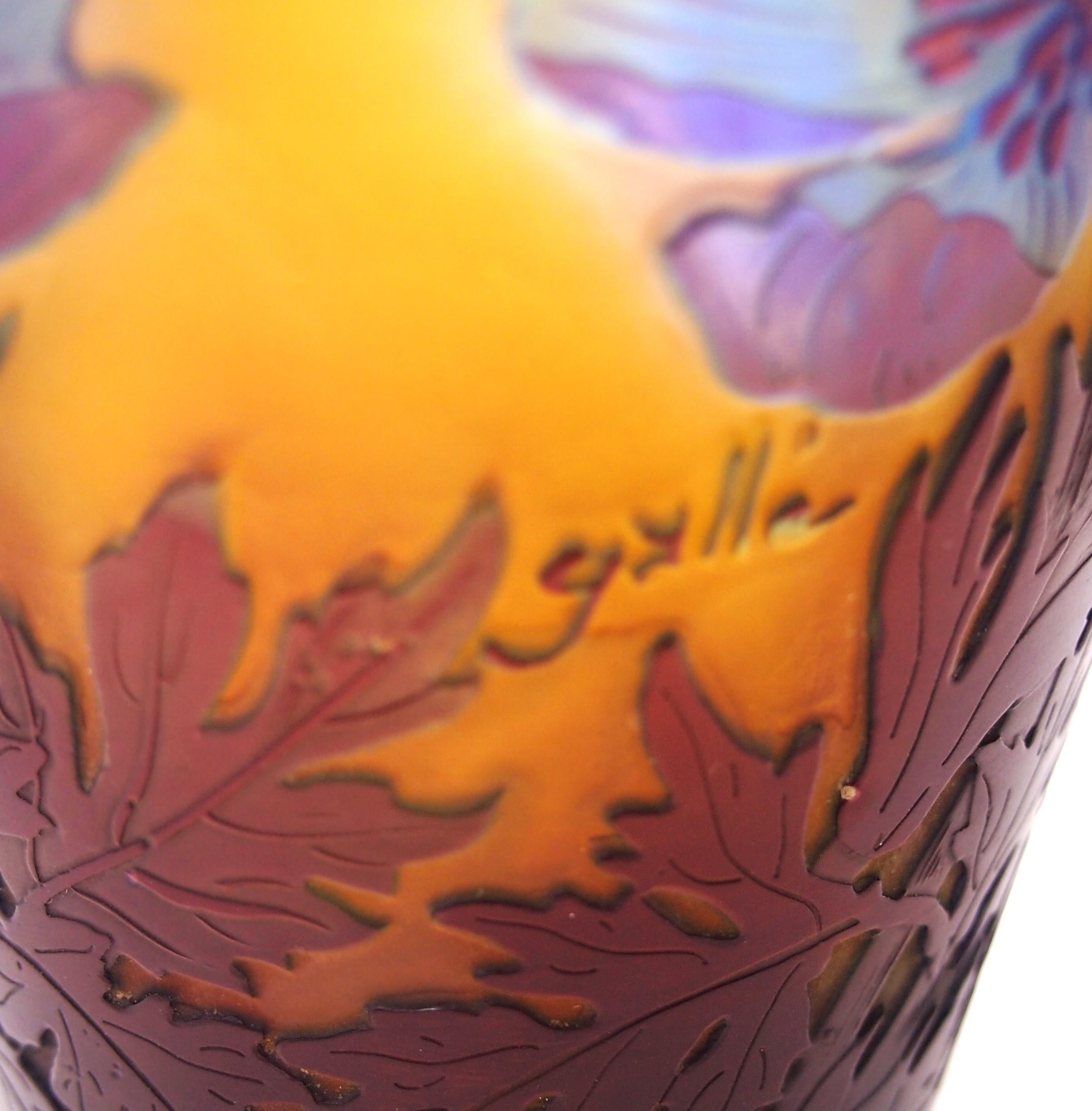 Französische Jugendstil-Vase mit Anemonen-Signatur von Emile Gallé, Cameo-Glasvase, um 1920 (Frühes 20. Jahrhundert) im Angebot